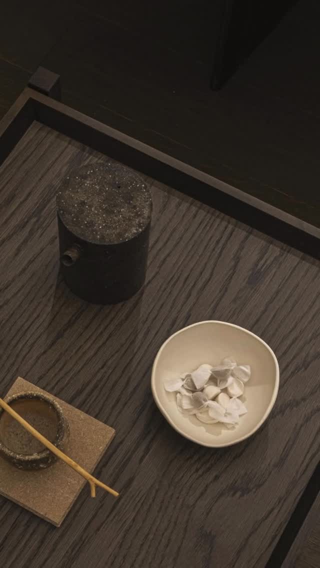 Minimalisme japonais et sobriété scandinave : une combinaison parfaite
Pourquoi les styles japonais et scandinave s’harmonisent-ils si bien ?
Malgré la distance entre le Japon et l’Europe du Nord, les deux cultures valorisent la simplicité, la fonctionnalité et les matériaux naturels. Cela s’explique par des conditions climatiques similaires et des visions philosophiques proches.
• Au Japon, le principe clé du design est le Wabi-Sabi – l’art de voir la beauté dans l’imperfection et la nature.
• En Scandinavie, c’est le Hygge qui prédomine – une philosophie du confort, de la convivialité et du plaisir des choses simples.
Ces deux concepts se marient à merveille dans les intérieurs, créant une atmosphère de sérénité, de confort et d’harmonie.
Fait intéressant :
De nombreux architectes appellent ce style “Japandi” (combinaison de Japan + Scandi), et il gagne en popularité parmi les designers haut de gamme à travers le monde.
.
#GARONAD #JapaneseDesign #FurniturePhilosophy #Karimoku #Maruni #NaotoFukasawa #Ritzwell #TimeAndStyle #IshinomakiLab #MinimalismeJaponais #ArtisanatJaponais #DesignÉpuré #LuxuryInteriors #BoisNoble #DesignResponsable #MeublesJaponais #EsthétiqueJaponaise #DesignContemporain #WabiSabiStyle #SlowDesign #elegancejaponaise