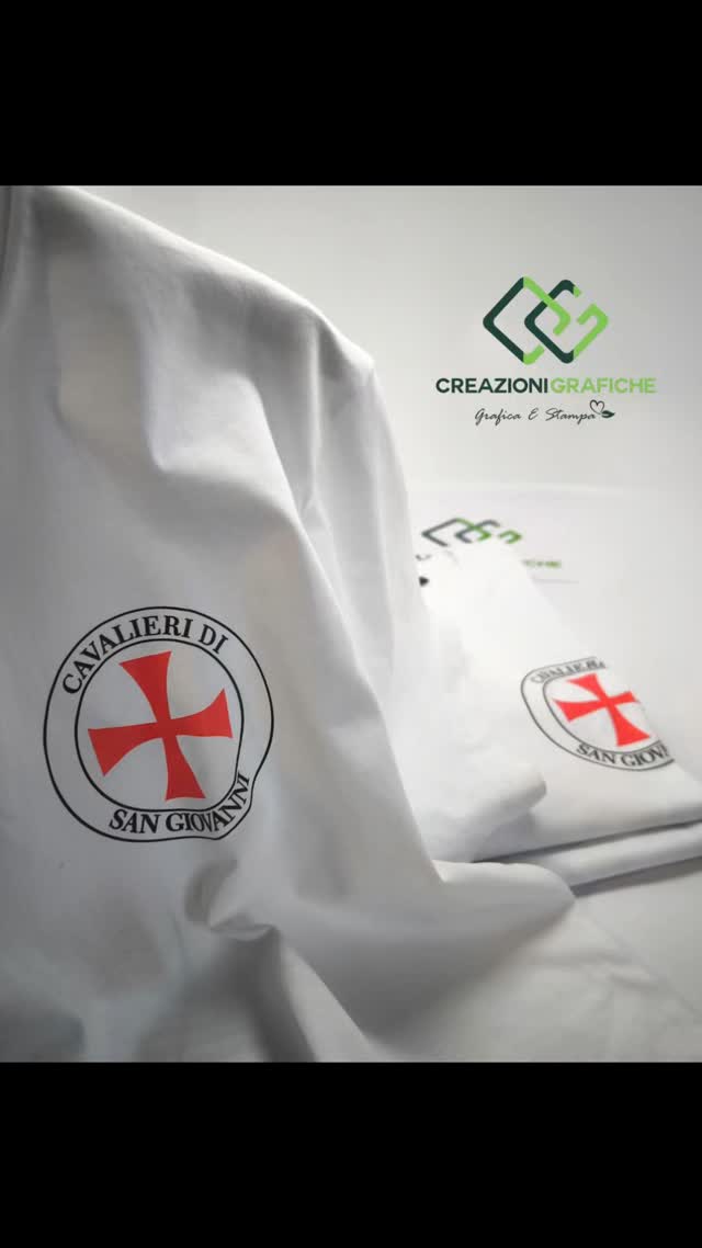 👕⚔️ *I Cavalieri di San Giovanni sono arrivati… in t-shirt!*
Sì, avete capito bene! A Creazioni Grafiche non temiamo né armature né crociate… solo cotone biologico e tanta creatività!
In vista della Sfilata dei Turchi, mancano solo *10 giorni* e noi siamo già in clima di festa! 🎉
Abbiamo preparato delle *t-shirt speciali* dedicate ai nostri impavidi cavalieri, pronte per essere indossate da chi vive la tradizione con passione... e anche con un po’ di stile!
📍*Passate in negozio* se volete vivere la Sfilata dei Turchi in modo davvero originale, con una *t-shirt o una felpa personalizzata* che unisce storia, ironia e creatività!
#CreazioniGrafiche #CavalieriInTshirt #SfilataDeiTurchi #Potenza #tradizione #stile #artigianato #mancaPoco #cavalieridisanGiovanni #tshirtdautore