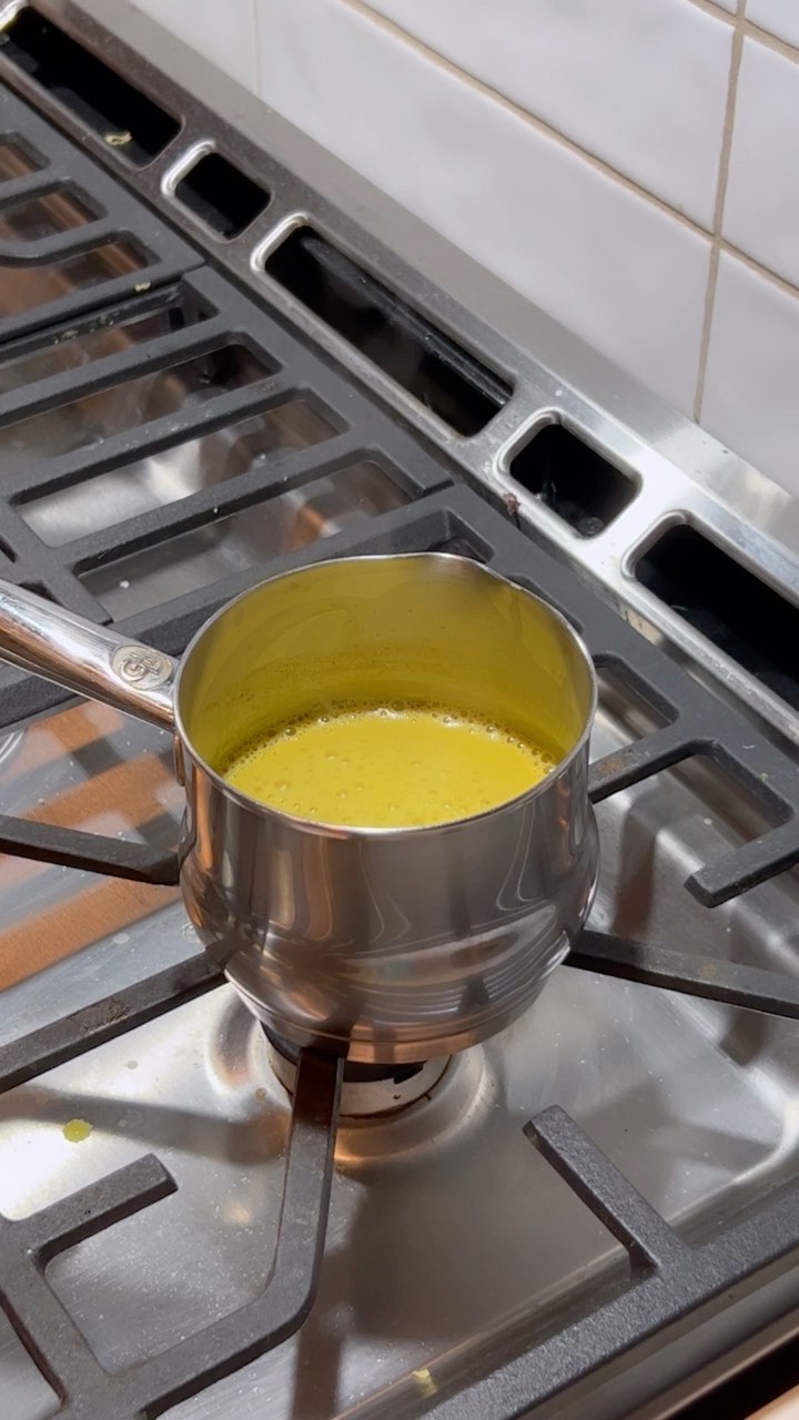 I’m not a fan of the taste of turmeric nor ginger, but this golden milk recipe just hit the spot after day #2 of being in full blown chipmunk mode post-4 wisdom teeth removal. This latte is perfectly sweet and earthy, and most importantly will help my poor inflamed jaw from the healing turmeric and adaptogenic ashwaganda.
.
.
.
#vegan #wisdomteethremoval #goldenmilk #turmericlatte #antiinflammatory #ayurveda #ashwagandha #latte #ouraring