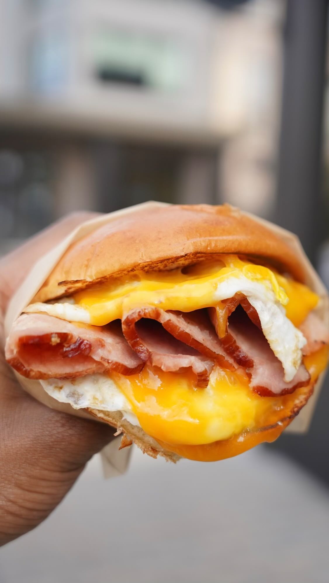 🚨 Last Chance this week to grab the October sandwich of the month:
🥪 Ham & Eggs 🍳
Applewood smoked brown sugar ham, Over medium eggs, Cheddar cheese, Served on a toasted brioche bun
Available in Beverly and Salem!
#cravethis #hamandeggs #hamandcheese #hamandeggsandwich #beverlyma #salemma #northshore #bostonma #massachusetts #breakfastsandwich #sandwich #sandwichofthemonth #ham #canadianbacon #salemstateuniversity #endicottcollege #mass #foodporn #shoplocal #localrestaurant #massrestaurants #localcafe #cafenearme #cafe #café #gordoncollege #brunch