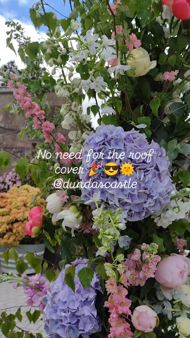 Gorgeous clematis covering the courtyard at Dundas Castle and hooray no need for the roof cover 🌞#weddingflowersedinburgh #weddingfloristedinburgh #thestockbridgeflowercompany #scottishcastlewedding #scottishsummerwedding #dundascastle #peonytime #dundascastle