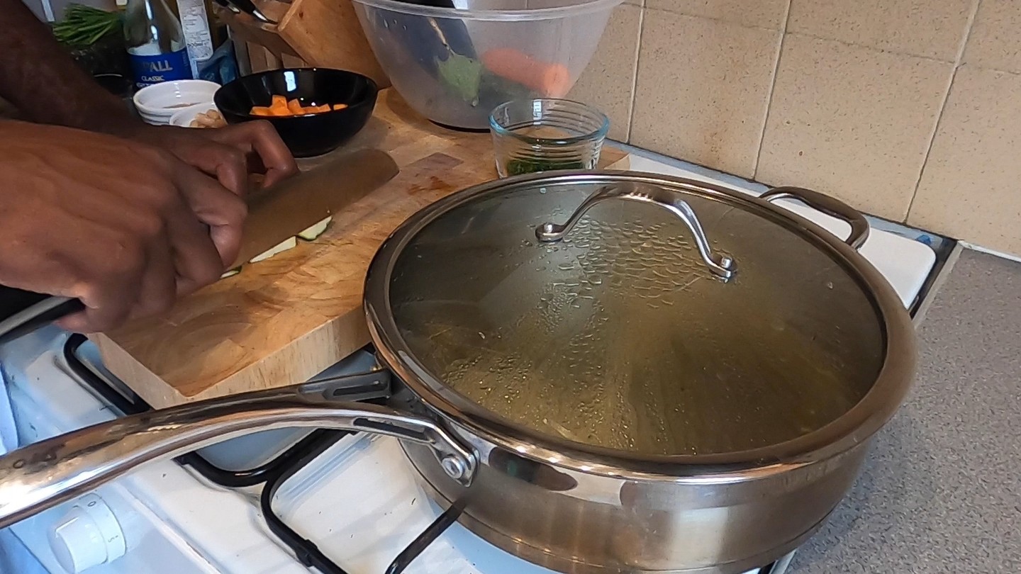 Low calorie, nutrient dense & clean protein.
Setting the target of wanting to be trimmer & to remain in better shape will ALWAYS start in the kitchen.
Carrots
Aubergine
Courgette
Sea Bass Fillet
Fresh Parsley
Piccolo Tomatoes
Spinach
Vegetable Stock
Cannellini Beans
Capers
Half a tsp butter
#eatclean #organicveggies #eatforhealth #londonfarmersmarket #procookpans #britishfish #homecooking #zwilling #foodforfuel