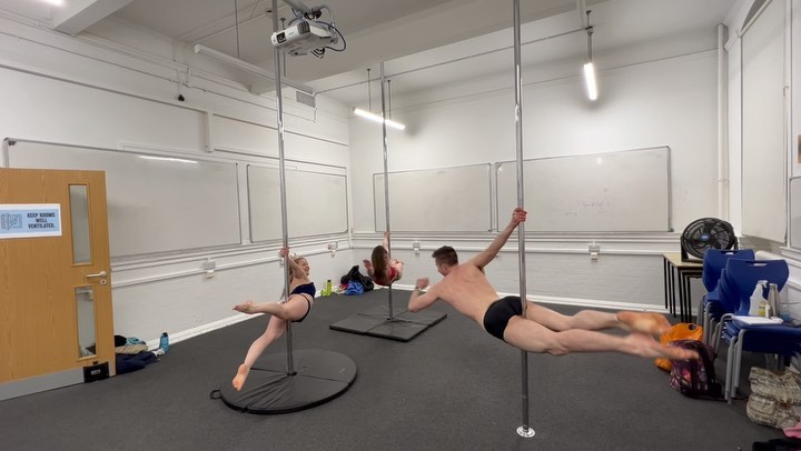 APRIL CLASSES ARE ONLINE TO BOOK!
Come and be fabulous like @theleggybrunette @amycakesadventures @lauren__ks in their synchronised Superman Roll 💪🏻💪🏻💪🏻🥳🥳🥳
Head to: www.geminipolestudio.co.uk to book your place
Please note: Classes have been EXTREMELY busy lately. Please book ahead to secure your spaces and avoid disappointment. Please please PLEASE help your fellow students out and cancel your space in plenty of time if you can’t attend classes, there are waiting lists of people that would really love to have your spot. Thank you 🥰🥰🥰
#geminipolestudio #fitness #fitnessclasses #poleclasses #aerialfitness #brightonlife #brightonpole