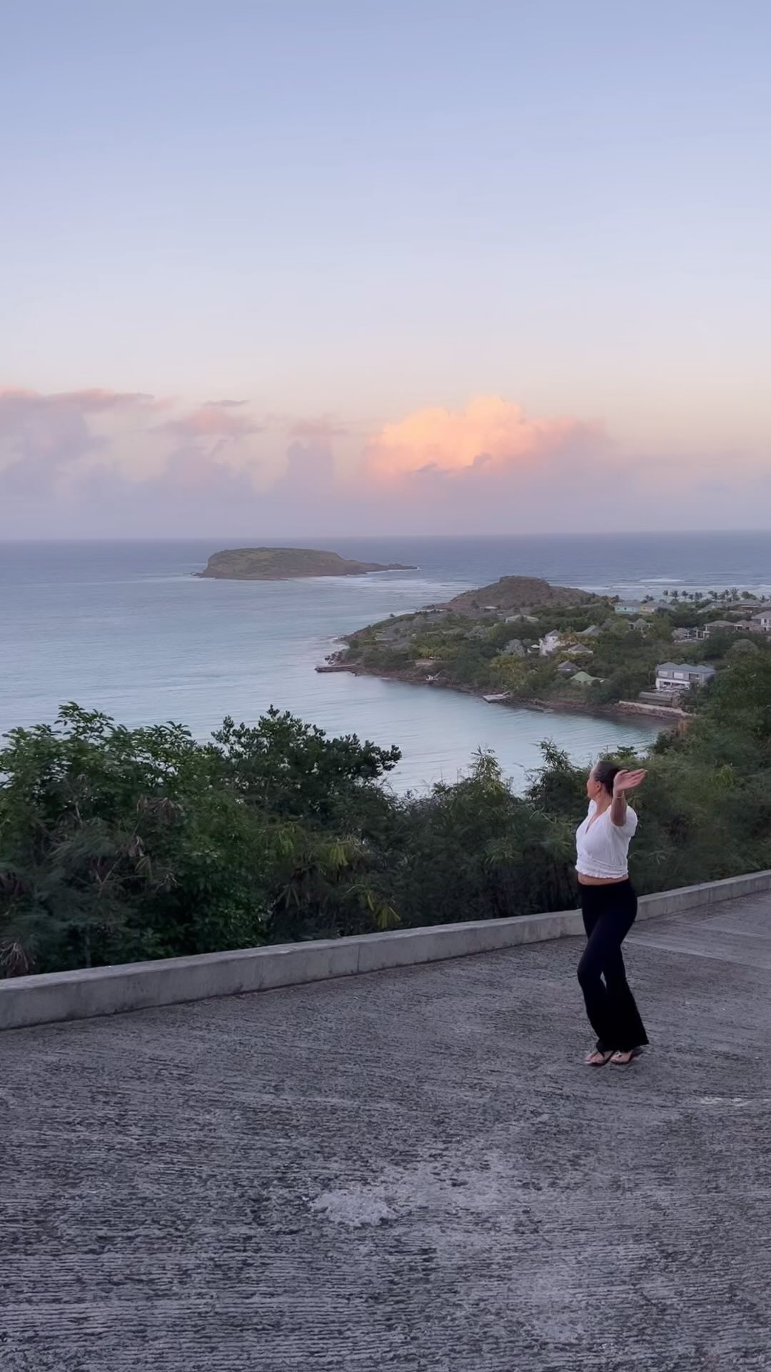 Retour sur ce cocktail au thème Disco 🪩 organisée par @roxlb 💃🏽 Buffet gastronomique @bonappetitsbh Bar déguisé @enjoystbarth et déco déjantée @onceuponatimestbarth ✨
#chefadomicilesbh #chefprivésbh #saintbarthchef #chefstable #chefsoiréesbh #bonappetitsbh #bonappétit #partyideas