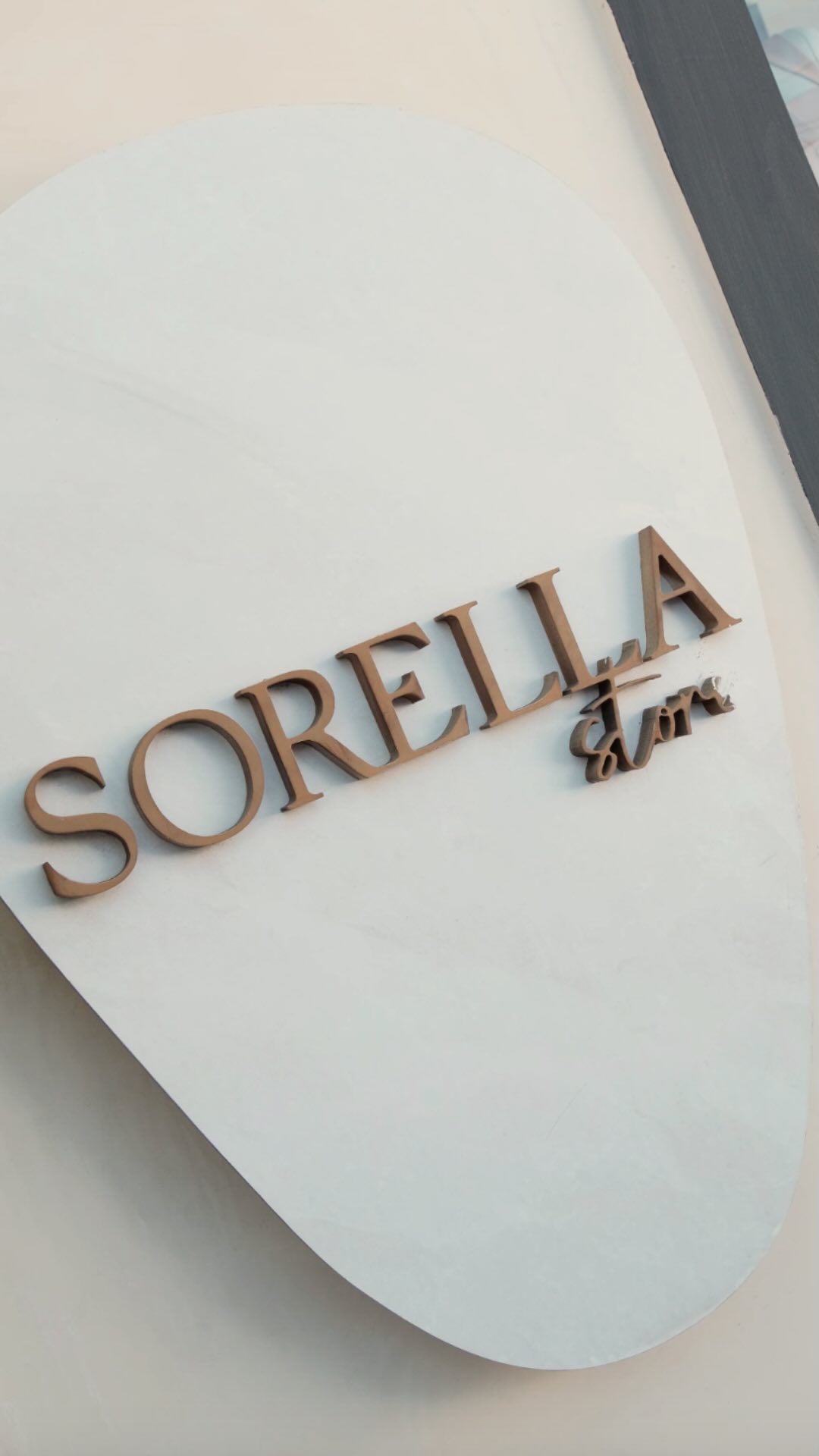 Valorizar nossos colaboradores é tão importante quanto encantar nossos clientes. ✨ Um manual de marca não deve ficar na gaveta; ele precisa ser vivido e compreendido por todos que fazem parte da empresa.
Tivemos o prazer de conduzir um treinamento para a equipe de colaboradoras da marca @sorellaoficial focando em branding, posicionamento e marca pessoal.
Em um momento de transformação, é essencial que toda a equipe esteja alinhada com a visão e os valores que a marca deseja transmitir ao público.
A Crialuz cuidou do desenvolvimento, planejamento e implementação do novo posicionamento da Sorella, construindo uma marca forte, coerente e inspiradora a cada dia. ✨
Entre em contato conosco através do link da bio e conheça nossas soluções para marcas.
#treinamentoincompany #brandingparamarcas #brandingestrategico #brandingparavarejo #marcademoda #sorellaoficial