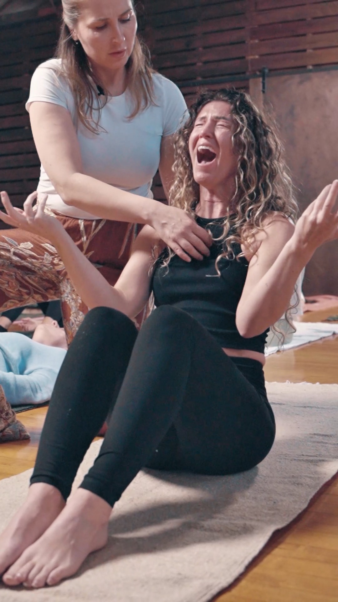 How much can we hold until we break?
🇬🇧🇵🇱
As we go through life, we encounter the full spectrum of emotions: grief, loss, heartbreak, pain, sadness, anger. We've never been taught how to process these difficult emotions. Instead, we're told to be strong, to turn away, to pretend there's no problem, to numb or distract ourselves with temporary reliefs. But the body cannot lie. We can’t eat away or drink away our pain. Sooner or later, it will knock on our door...
#EmotionalHealing #TraumaRecovery #MentalHealthAwareness #PTSD #KundaliniAwakening #EmotionalRelease #AngerManagement #KundaliniActivation
🇵🇱
Ile możemy znieść, zanim się załamiemy?
Przechodząc przez życie, doświadczamy pełnego spektrum emocji: żalu, straty, złamanego serca, bólu, smutku, złości. Nigdy nie nauczono nas, jak radzić sobie z tymi trudnymi emocjami. Zamiast tego, kazano nam być silnymi, odwracać się, udawać, że nie ma problemu, znieczulać się lub rozpraszać się tymczasowymi ulgami. Ale ciało nie kłamie. Nie możemy zajeść ani zapić naszego bólu. Prędzej czy później zapuka do naszych drzwi...
#UzdrowienieEmocjonalne #UwalnianieTraumy #ŚwiadomośćZdrowiaPsychicznego #PTSD #PrzebudzenieKundalini #UwolnienieEmocji #ZarządzanieGniewem #AktywacjaKundalini