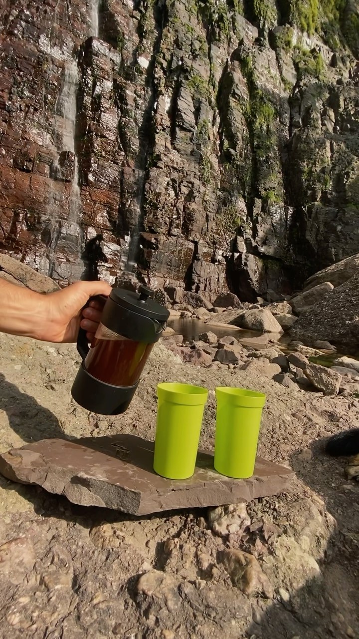 “Camina como si besaras la tierra con tus pies”
-Thich Nhat Hanh -
Caminar siempre será mejor hacerlo con una buena taza de café. Preparar esta bebida se ha convertido en todo un ritual en nuestras caminatas🎏
Te invitamos a vivir una experiencia en el Cañón del Chicamocha, un destino único para los que les sabe rico caminar por las tierras bravas de Santander, los paisajes que dejan sin aliento, y los que buscan nuevas experiencias de acercamiento personal en la montaña 🌬️
Apoyado por / Supported by @cafebajosombra