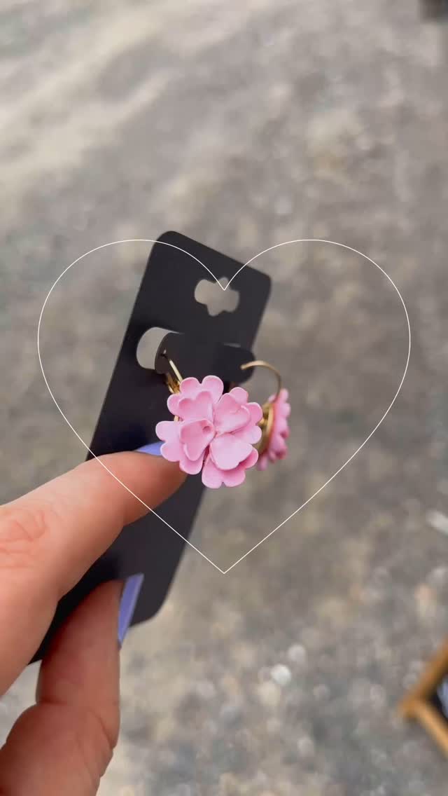 Part 1 of market bestsellers last weekend!!!
Safe to say the spring collection is going fast. What should I make more of?
Handmade with love. Hecho con amor.
#polymerclayearringsideas #latinaartista #polymerclaycreator #springhassprung #springjewelrycollection #polymerclayspring #handmadejewelry #shopsmall