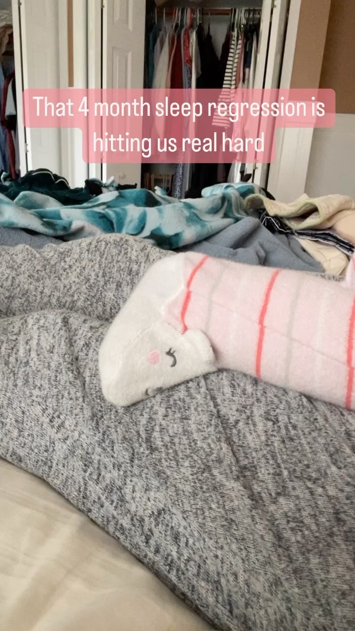 Pro tip: a bassinet is not the only place for a baby to sleep! I know some moms get nervous not strictly following the “back is best” in a bassinet rules but contact naps can be so comforting for your baby! Closeness to mama is what our babies crave ❤️
#baby #cosleeping #infantsleep #contactnap #contact #nap #doula #indiana #infant #sleep #cute #cuddle #mama #birth #pregnant #postpartum #bassinet