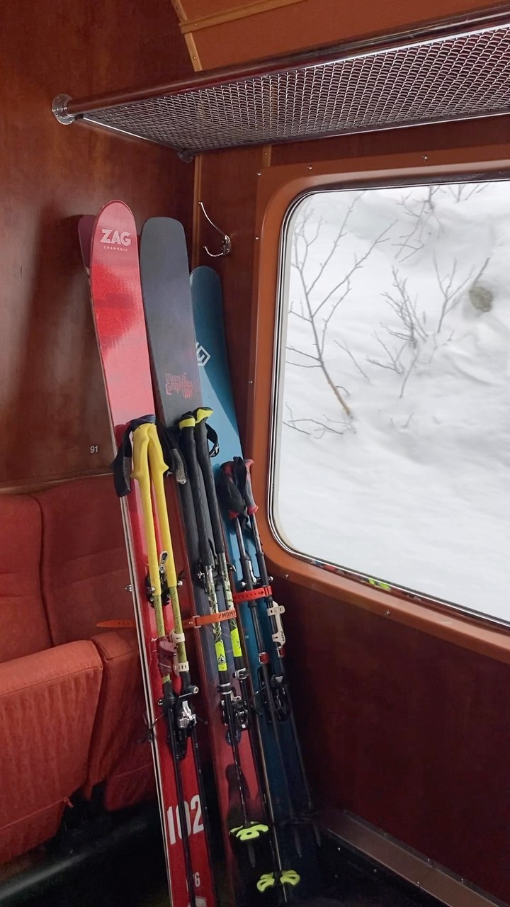 Ski og tog🚞🚞
Fra Flåm i Indre Sogn til Vatnahalsen kan en ta tog fra havnivå og opp til 700moh. Området byr på bra skiterreng, relativt urørt natur, lite infrastruktur, ingen biler og ett hotell. En liten perle av en plass.
Ta kontakt hvis du eller gjengen din er gira på guidet tur eller kurs i området!
#flyytguiding
#backcountryskiing
#topptur
#freeskiing
#frikjøring
#skred
#avalanche
#nortind
#skivegleder
#fjelletsfagfolk