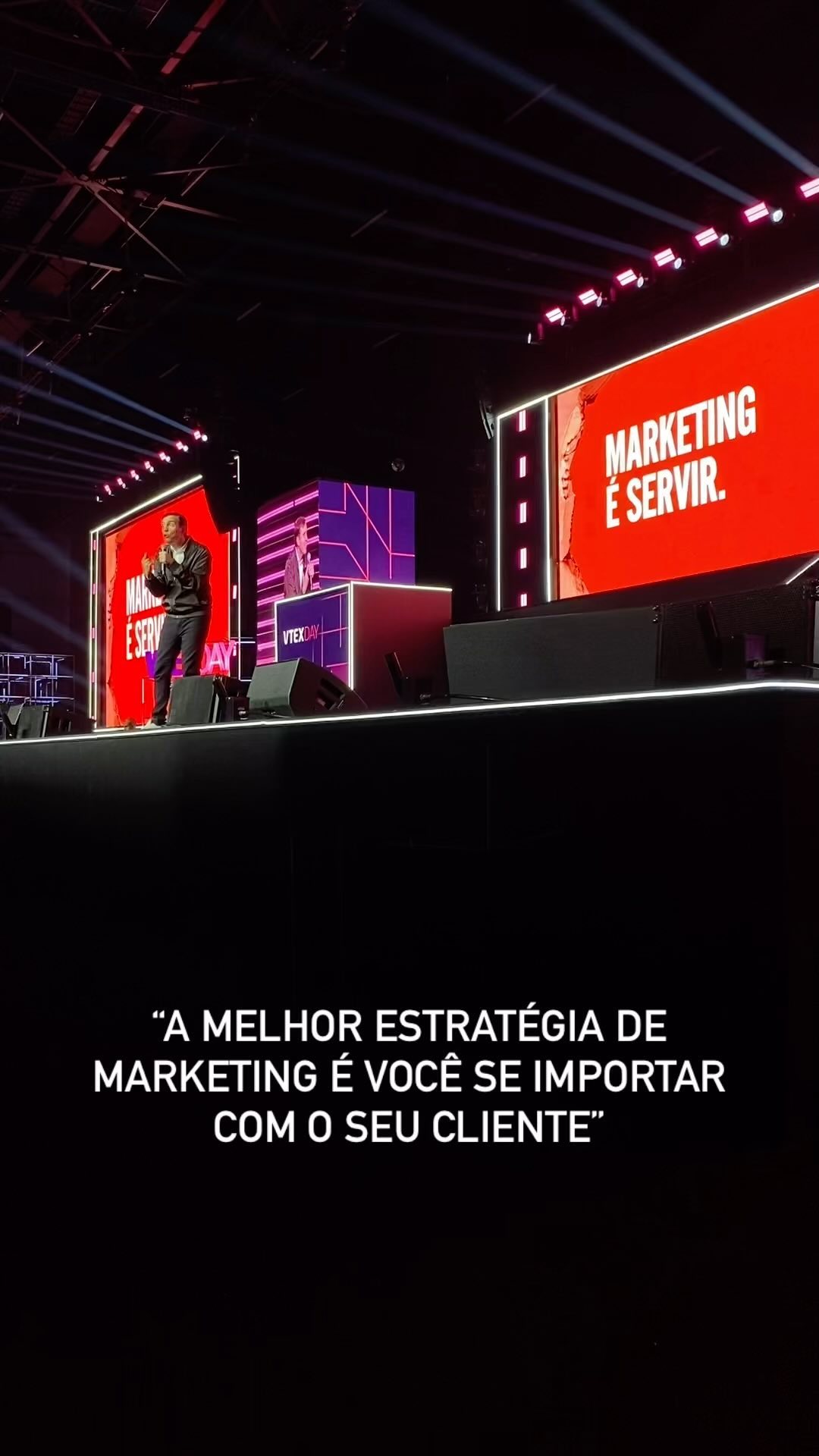 Já assisti diversas palestras na minha vida, mas nenhuma me tocou tanto.
Sabe quando você escuta algo e fica com aquele sorriso no rosto? Foi assim que eu fiquei.
Dentro de qualquer processo, toda e qualquer pessoa importa e isso não é diferente no marketing, já que estamos aqui para gerar confiança e entregar o melhor.
@falajoaobranco você mudou meu dia com essa palestra no @vtexday