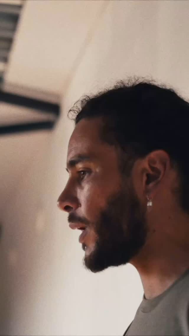 Meet coach Raimundo/Ray!
Although he has been with us for a while, we wanted to introduce Ray the Kracht way. Ray does not only coach his Animal Flow classes, but he also does personal training since he graduated coach school a few months ago.
So sit back and grab some (protein) popcorn ( @bodyandfit_nl ) and enjoy coach Ray doing what he does best.
Give him a high-five when you see him at Kracht :)!
#meetthecoach #krachtamsterdam #animalflow #personaltraining #personaltrainer