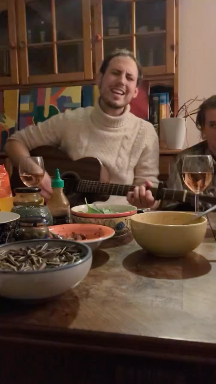 Kleine Release-Party gestern mit @onihrms @littlelovinmarie @lissys_music @vicky_c_772 @mathisschwormstede @birkveidt 😍 es war richtig schön mit euch, danke für diesen Moment und für For the longest time draußen! 😍🫶 #singersongwriter #theoklattenhoff #dermercedessong #mercedesbenz #singen #freunde #musiker