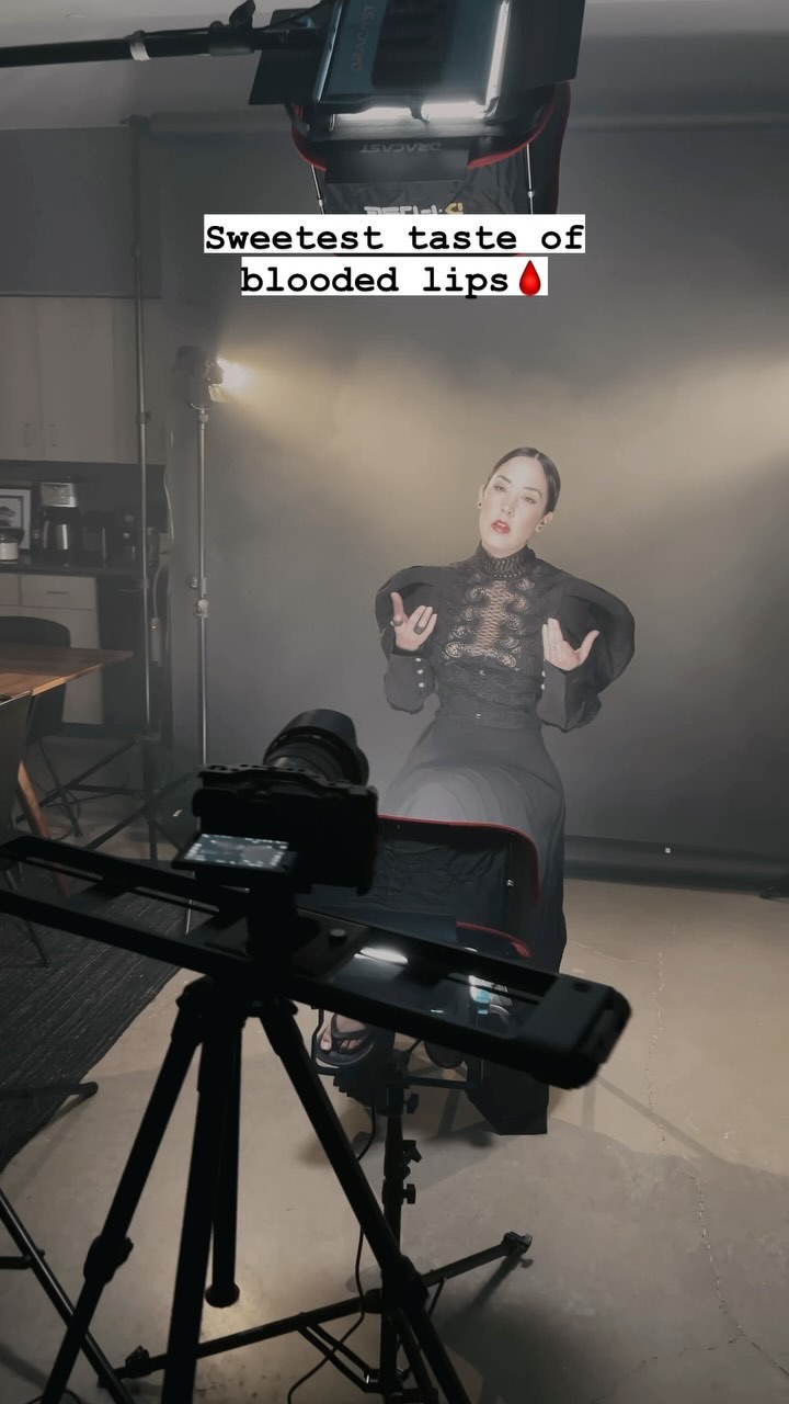 Otro pedacito del detrás de cámaras del video de Blooded Lips.
@nosferatrom en la cámara.
Locación - nuestra casa
Equipo de producción 2 (@noctambulah y @nosferatrom 😂)
-El lip-sync se ve raro porque nuestra canción la jalamos de Instagram y no del clip original para evitar que nos quiten nuestro propio audio. 💪
#omeworld #musicvideo #detrasdecamaras #behindthescenes #independentartist #artistaindependente #mexicano #diy #noctambulah #nosferatrom #couple