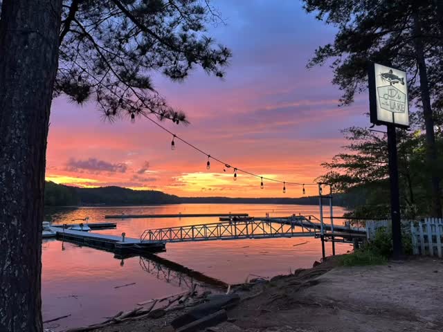 Beautiful sunset at @jdsonthelake #sunset #lakelife #summerhouse #djjwes