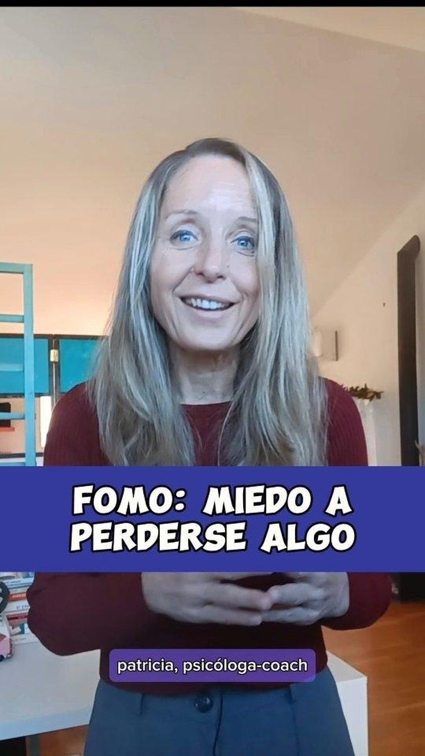 Frente al FOMO cabe preguntarse si es un fenómeno generacional provocado por la aparicion de las redes o hay factores personales de riergo. Las respuestas no están claras todavía, pero los estudios apuntan a algunas diferencias individuales que nos hacen más vulnerables en la adquisición de esta patología.
Por ejemplo,
1. Sentirse inseguro/a en las relaciones sociales. Esta inseguridad puede ser debida a historias pasadas de rechazo o soledad no deseada.
2. Mayor grado de introversión.
3. Baja autoestima y afectividad negativa provocada por sentimientos de no ser válido, no ser suficiente. La baja autoestima en el FOMO se relaciona con la sensación de no ser querido si no estás presente, lo que hace que haya mayor tiempo de conexión para paliar tu ausencia física.
4. Uso indiscriminado y excesivo de móviles u otros dispositivos. Falta de límites en caso de menores.
Las consecuencias del FOMO pueden ser muy graves, desde sentimientos de soledad, ansiedad, depresión, deterioro en la calidad del sueño y consumo de alcohol y otras sustancias. Y por supuesto, adicción a los móviles. Por eso, una buena estrategia preventiva debe trabajar, además de un uso adecuado del móvil, el aumento de la autoestima, un entrenamiento específico en habilidades sociales y una reestructuración cognitiva que lleve a comprender en qué se fundamenta la verdadera amistad y la valía de una persona.
Aunque está tratado con un poco de humor, recuerda que es un tema muy serio. Es complicado pero se puede prevenir y tratar. Pregúntame sin compromiso.
Nos vemos en el siguiente post.
#educacionemocional #educacionemocionaysocial #inteligenciaemocionalysocial #inteligenciaemocional #prevención del fomo #fomo #prevencionnuevastecnologias #adolescencia #adolescenciaysalud #psicotips #psicologiapositiva #psicologiapreventiva #psicologiaenpositivo #psicologiaparatodos #educarenpositivo #elvuelodeicara