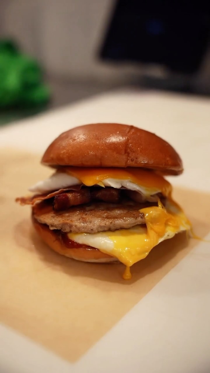 Flavor-packed with savory sausage, crispy bacon, indulgent prosciutto, over-medium eggs, Cheddar cheese, and a kick of spicy herb ketchup, all nestled between a perfectly toasted brioche bun. 🍳🧀🥓🍞
🤳Share this video to your friends and Come by & grab the WHOLE HOG sandwich 🥪
#salemma #beverlyma #BreakfastGoals #SausageLovers #BaconAndEggs #MorningCravings #ProsciuttoMagic #CheddarCheese #BriocheBun #FoodieAdventures #Foodporn #FoodieFaves #MorningBites #northshore #bostonma #massachusetts #sandwich #orderonline #bostonfoodgram #bostonfood #shoplocal #localrestaurant #foodnearby #salemstateuniversity #endicottcollege #danvers