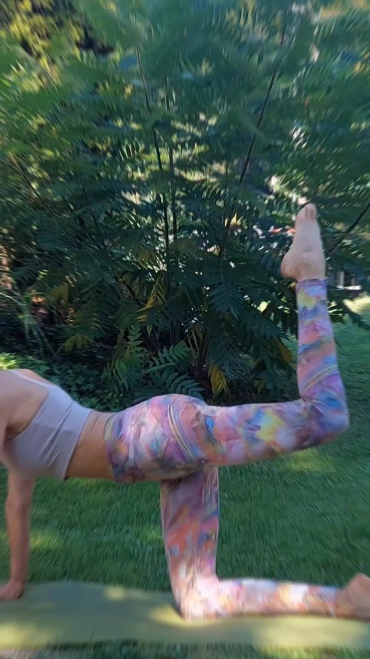 A new workout to start the week! 🌞
Moving from a strong centre is key.
Make sure that you keep a controlled movement at all times. Don't rush!
1️⃣ kneeling hip circle
2️⃣ alternating glute kick out
3️⃣ straight leg side taps
4️⃣ v glute bridge with knee squeeze
5️⃣ single-leg glute bridge calf rise
6️⃣ side leg lifts
Have a great Monday! 🧡
#pilates #pilatesstrength #pilatesexercises #pilateslovers #gluteworkout #pilatesanytime #quickworkout #movementismedicine #strongcore #fitwith50 #50andfit #workoutathome #dowhatyoulove #bestrong #beaware #dotriyoga #dotriflow