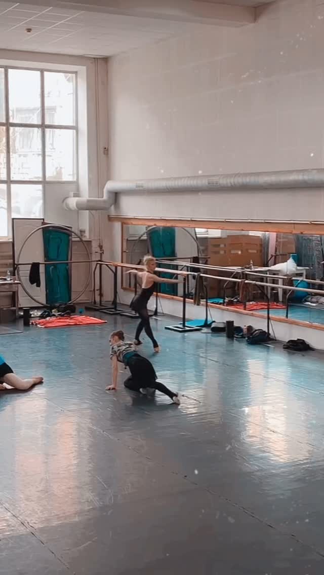 Jumping into the weekend as we put the finishing touches on summer choreography. Stay tuned!
#KyivCityBallet #BalletLife #WeekendVibes #DancersOfInstagram #BalletRehearsal #SummerChoreography #BalletInspiration #DanceStudio #OnPointe #ClassicalDance