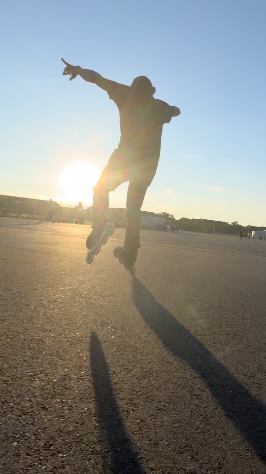 Two lines inspired by @depauloluis and @orces1392, performanced with my new golden pair of @oneskates. Having so much fun with this golden babes!
Filmed by @jule.mpoint ❤️➿❤️