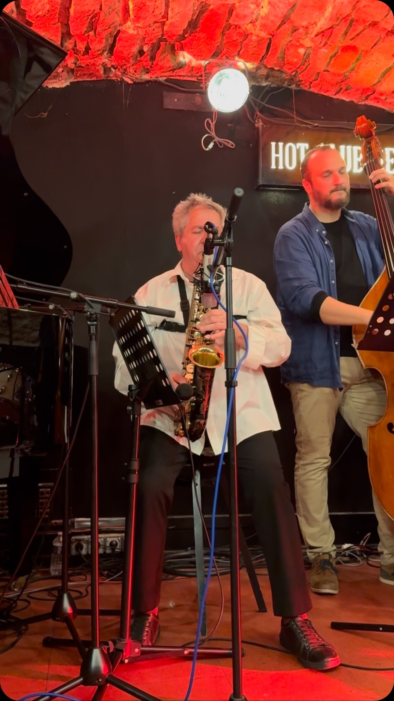 Merci Idriss Boudrioua d’avoir fait ce concert monstrueux au Hot Club Jazz à Lyon avec Zazadesiderio, tu nous a amené dans ton monde de musique et bienveillance bravo 👏 #zazadesiderio www.lhommederio.fr #riodejaneiro #joiedevivre #amitié #favela #elenao
#lyon #progres #beauté #population #christ #redemption #jeanpaulbelmondo
#beaute #samba #carioca #beaute #carnaval #christ #redemption #corcovado
#enfant #favelas #elephant🐘 #dieux #deus #amour #love #belmondo
#gang @faveladopaulinho #livre #enfance #belmondo