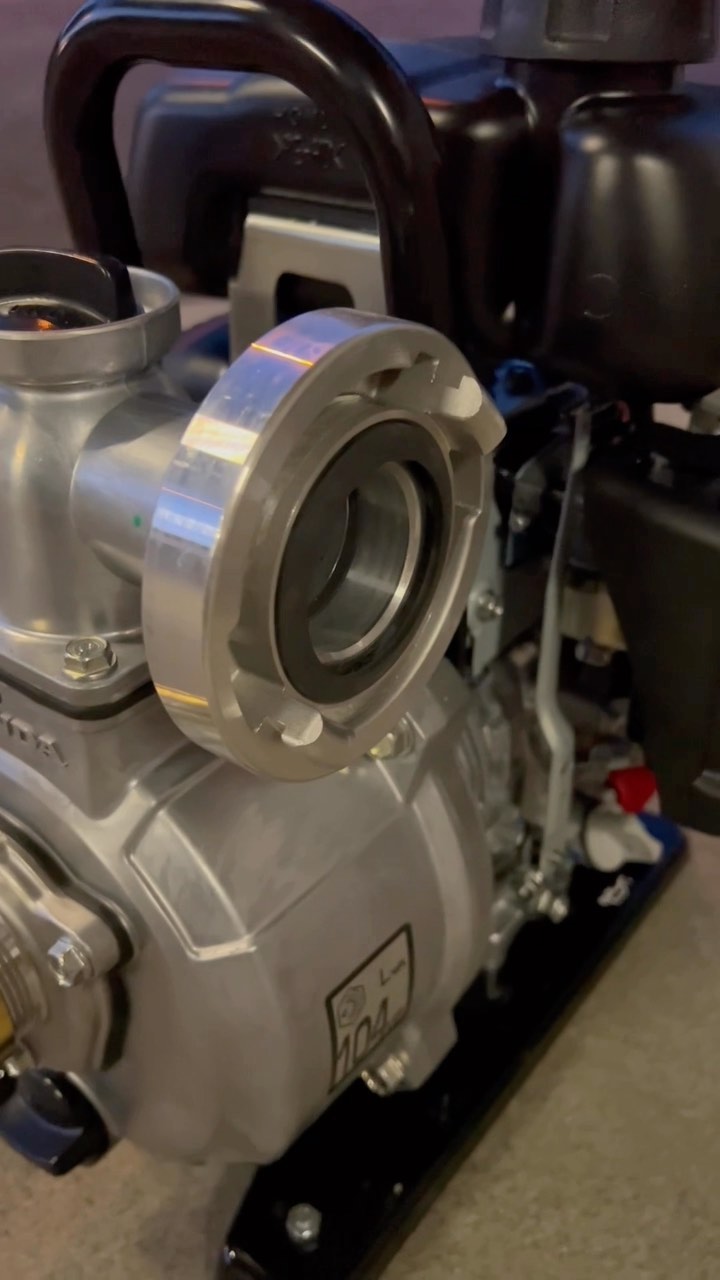 Stromlos: Unser neuestes autarkes Flutset - das Flutset WX 15.
.
Wie es der Name schon verrät, das Herzstück dieses Sets ist die Pumpe WX 15 von Honda. Alles dabei was du im Einsatz brauchst!
.
Mit einer Pumpenleistung von bis zu 16‘800 Liter pro Stunde, fördert diese nur 9.1 kg leichte Pumpe einiges an Wasser weg.
.
Also „pump it ab“!
.
.
#flutsetwx15
.
.
.
.
.
#feuerwehr #firefighterposts #schweiz #firstresponders #firefighter #vogttools #herzogenbuchsee #photography #rescue #erstehilfe #instagood #switzerland #hochwasser #starkregen #honda #prepper #autark #keinstrom #blackout #pompier #firefighter #hochwasser #starkregen #hochwasserschutz