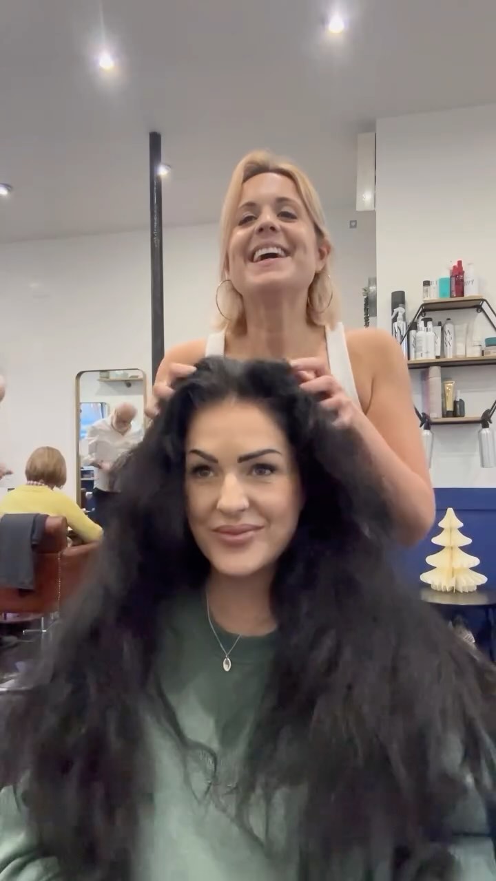 A huge transformation for this gorgeous client, fresh hair ready to step in to 2025 with a bang! We are down to the last few remaining appointments for 2024 - pop a message over to us today to get booked in before the year is over ✨
New Year New Hair ✨
Hair restyle by our Art Director Amy ✨
#bournemouth #dorset #hair #awardwinning #restyle #newhair #newyear #westbourne #transformation #hairideas #hairfashion #hairgoals #hairlove