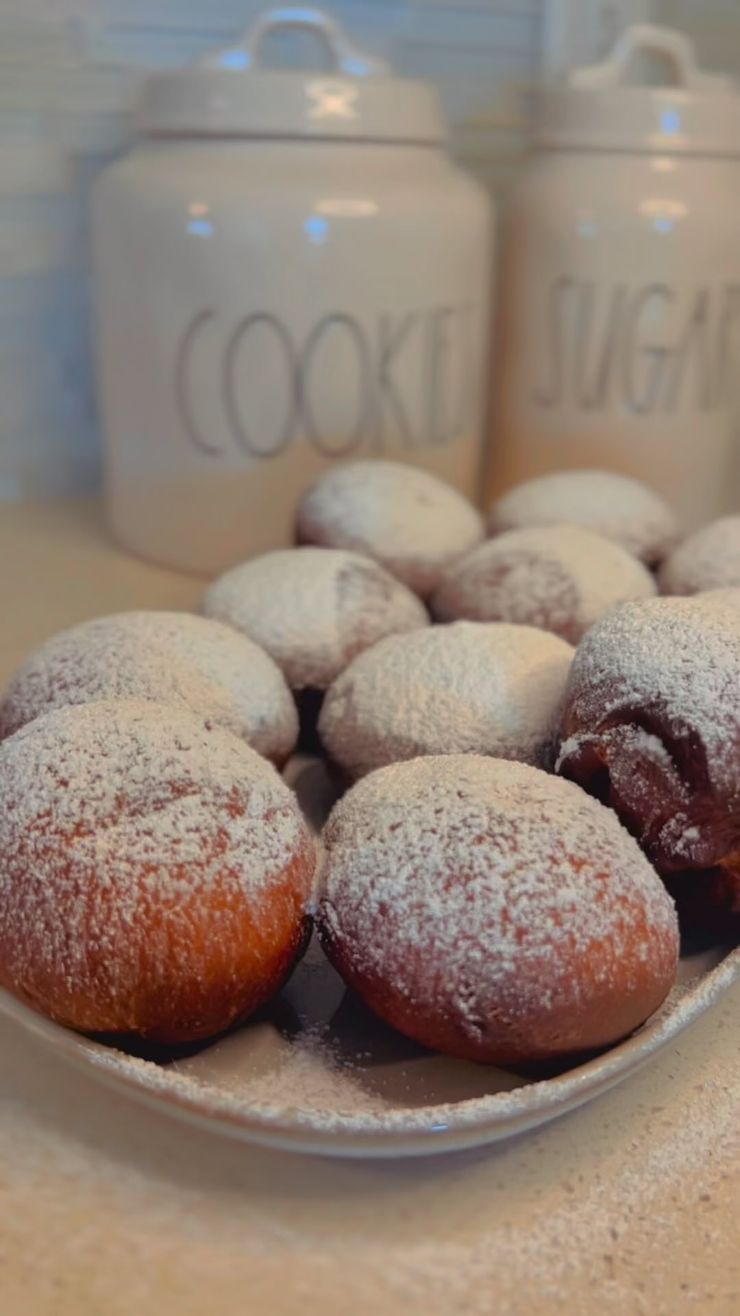 ¡Preparando deliciosas donas caseras hoy! 🍩✨ Con la combinación perfecta de harina, azúcar, huevos y amor, estas donas son un placer irresistible. Acompañadas de una lluvia de azúcar glas, ¡te transportarán al paraíso dulce en cada bocado! ¡Atrévete a cocinarlas y comparte tu creación usando #tremendareceta
Ingredientes:
• 500 g de harina de trigo
• 75 g de azúcar
• 7 g de sal
• 10 g de levadura seca
• 2 huevos
• 200 ml de leche tibia
• 50 g de mantequilla derretida
• Aceite para freír
• Azúcar glas
Pasos:
1. En un tazón grande, mezcla la harina, el azúcar y la sal.
2. En un recipiente pequeño, disuelve la levadura en la leche tibia y deja reposar unos minutos hasta que comience a burbujear.
3. Agrega la levadura activada, los huevos y la mantequilla derretida a la mezcla de harina.
Mezcla bien hasta formar una masa.
Amasa la masa en una superficie enharinada hasta que esté suave y elástica.
5. Cubre la masa y déjala reposar en un lugar cálido durante aproximadamente 1 hora, o hasta que duplique su tamaño.
6. Divide la masa en porciones y forma bolas de 40 g cada una
Asegúrate de freír bien las bolitas para que queden cocinadas en el interior 😀
.#foodporn #donuts🍩 #donutrecipe #recetasfaciles #recetadeldia #HomeBaking #DulceCreación #januarydump #mealprepideas #recipe #donuts🍩 #receta #recetadeldia #recetasfaciles