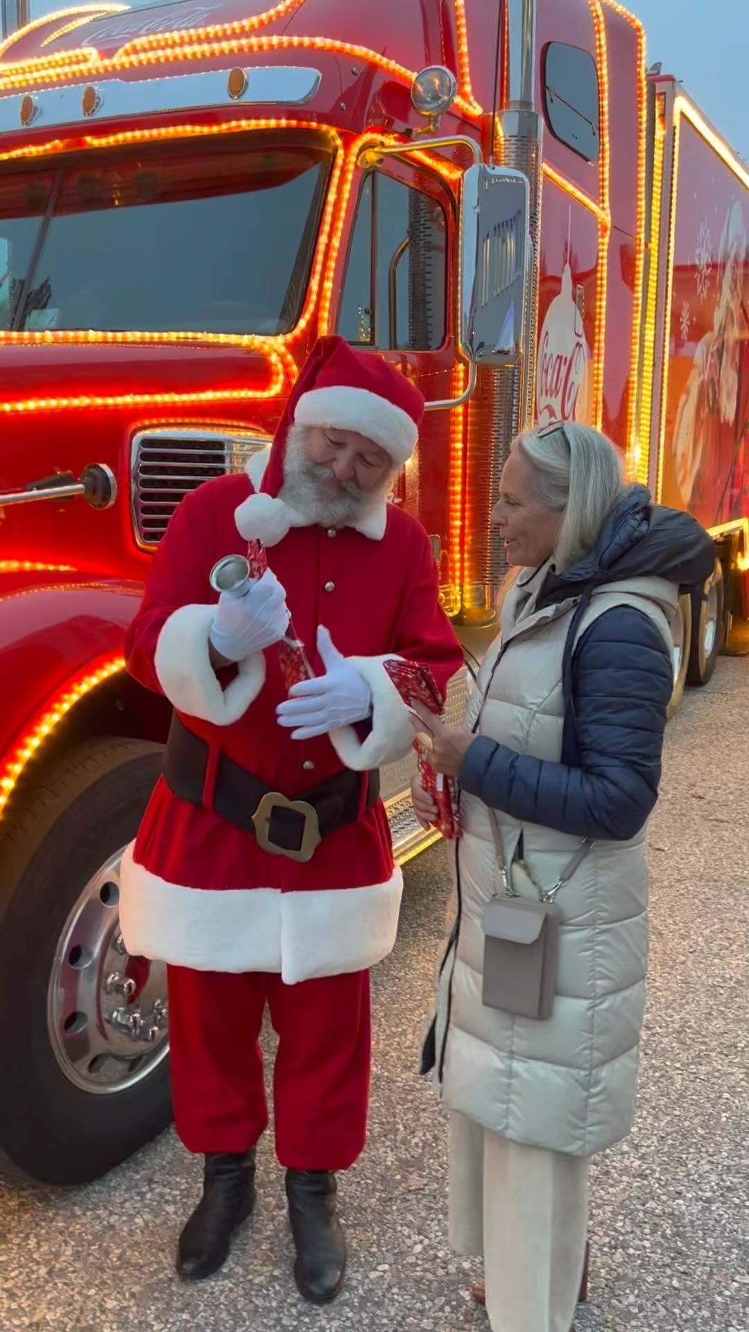 „Was ist denn das?“, fragt der Weihnachtsmann. „Na Geschenkstoff“, sage ich, „das nehmen jetzt schon fast alle zum Geschenke einpacken. Da musst du dann keine Papierberge wegschmeißen, sondern kannst immer wieder damit verpacken.“
Weihnachtsmann: „Das gefällt mir gut, sehr gute Idee, das nehme ich mit auf meine Tour, Ho-Ho-Ho.“ 🎁🎁🎁
PS - Weihnachtsmann hat schon nachbestellt auf geschenkstoff.at
@geschenkstoff @cocacola_at @philippbodzenta @andrea.tassul
#geschenkstoff #mitstoffverpacken #keinmüll #weiterverwenden #weihnachten #advent #weihnachtsmann #christkind #geschenkidee #diy #ootd