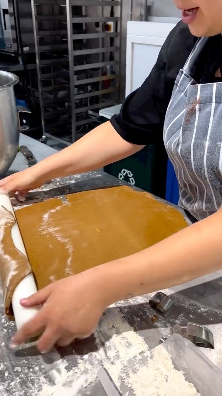 Happy Halloween everyone! Our spooky cookies are on sale at all of our cafes this weekend 🎃👻 and 25p from the sale of each one will be donated to a Foodbank local to that café.
Thank you @i_love_e.t for capturing & editing this footage!
#happyhalloween🎃 #halloweeninlondon #housebaking #handiced #pumpkincookies #rootsandberries #theskylarkcafe🌳 #therookerycafe🌳 #thestablescafeatorleanshouse🐴 #bishopsparkteahouse🌳 #pitzhangerpantry #songbirdinthepark #thelittlerook