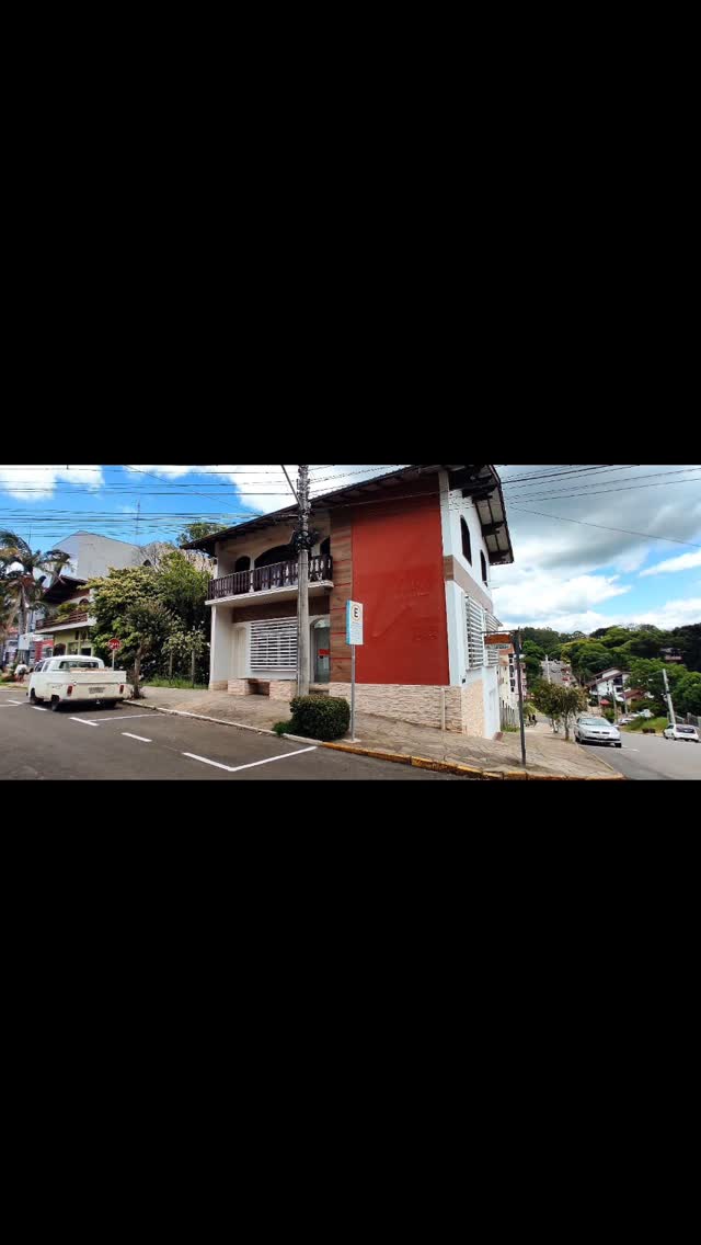 Além de TBT, hoje é o dia de Antes e Depois.
Uma esquina histórica, no coração da cidade, merecia uma revitalização. Novos ares e um olhar para o futuro. Mantemos a estrutura original, ampliando a área construída, atualizando a fachada com elementos em madeira e cerâmica, aumentando a área envidraçada e modernizando a cobertura, deixamos esse prédio, pronto para os próximos anos.
.
.
.
.
.
.
.
#reformaarquitetônica #arquiteturaeurbanismo #arquiteturacomercial #projetosarquitetonicos #projetosemconstrução #arquiteturabrasil #architecture #modernaarchitecture #arquiteturainspiração