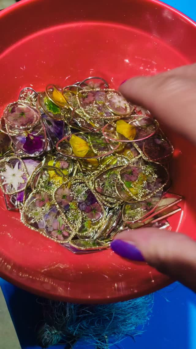 Some newly pressed flowers in some freshly made pieces! Now for adding the findings (jump rings, necklace chains, earring hooks, etc.) Then they get packaged on backers with rubber stoppers and labeled with the metal type, flower type and price. Coming to market soon 💜