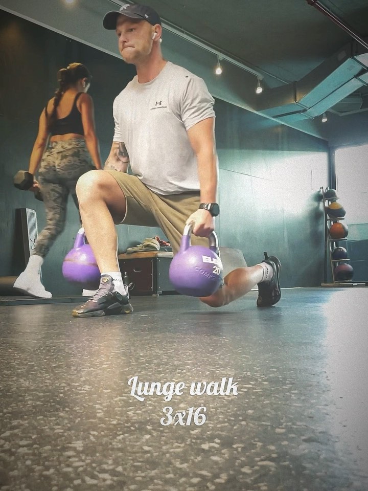 🔥My Legs workout for you to try! 🔥
🏋🏼
1. Squats 3x 12
2. Lunge walk 3x 16
3. Hip thrust 3x 12
4. Alternate side lunge 3x 12 (each)
5. Leg Extension 3x12
6. Calves raises 3x12
7. Stairmaster + double stair 10min
8. Stretching
#legday #legworkout #legsfordays #workout #training #quads #glutes #personaltrainer