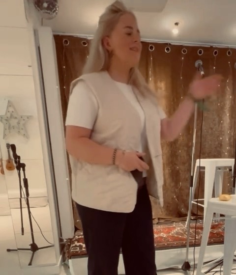 Davina M. In de Zingstudio 🤩😜 🙌🏻🎤@lucahageman #beautifulvoices #zangles #cover #heartbeat #davinamichelleofficial #vocaltalents