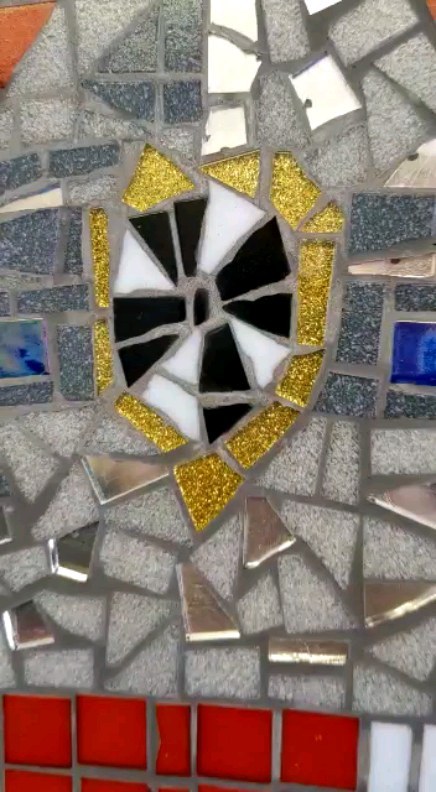 Made with St Peters Church of England School in Folkestone - Celebrating the coronation of King Charles ||| 👑 working with every child in the school this certainly marked the occasion!
#kingscoronation2023 #kingcharlescoronation #coronationoftheking #kingcharles3 #ukroyalfamily #historicevent #schoolproject #schoolmosaic #schoolworkshop