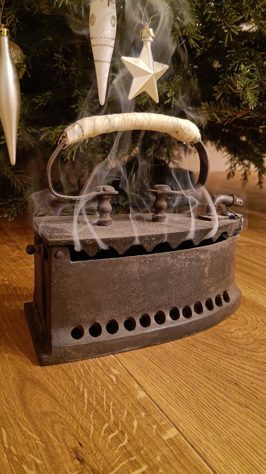 Die Zeit zwischen den Jahren - das alte Jahr geht zu Ende, ein Moment des Innehaltens und ein neues Jahr beginnt.
Das Räuchern mit Oma Ottilies altem Bügeleisen, speziell während der Rauhnächte begleitet mich schon seit meiner Kindheit und ist mal mehr, mal weniger präsent in meinem Alltag.
Es ist eine alte Tradition zur Reinigung von Orten, Räumen, dem Energiefeld und dem eigenen Körper. Das gesamte Haus wird am 24. Dezember, 31. Dezember und 06. Jänner mit Weihrauch geräuchert und somit von negativen Energien gereinigt.
.
.
#räuchern #alteswissen #goodvibes #weihrauch #yogawellbeing #reinugung #loslassen #energiearbeit #frischeluft #rauhnächte #räuchernfürdieseele