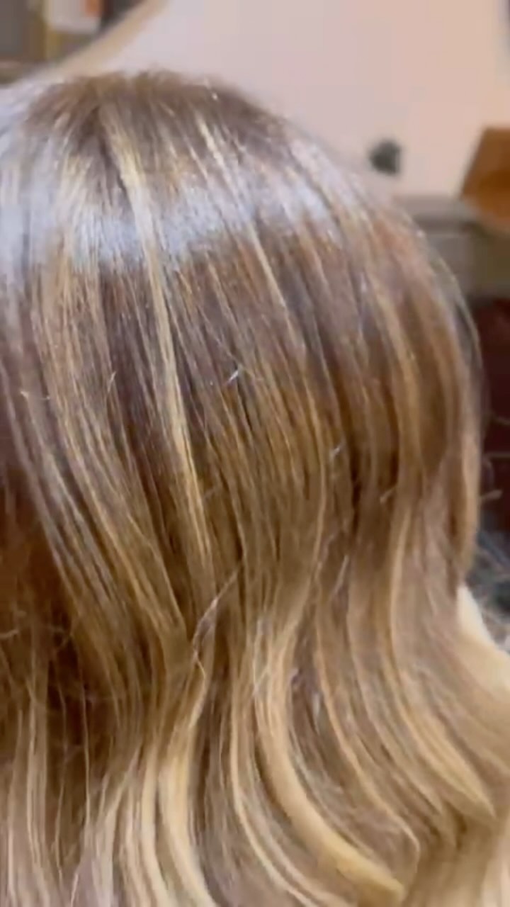 🌟✨ From drab to fab! This client went from needing some loving to rocking a stunning multi-tonal, bright, and breezy balayage. Fully loved and absolutely radiant! 💇♀️💖 #stunningbab #balayge #bright #love #balayage #wella #shinefinity #gloss @wellahairuki @wellaprofessionalsuki