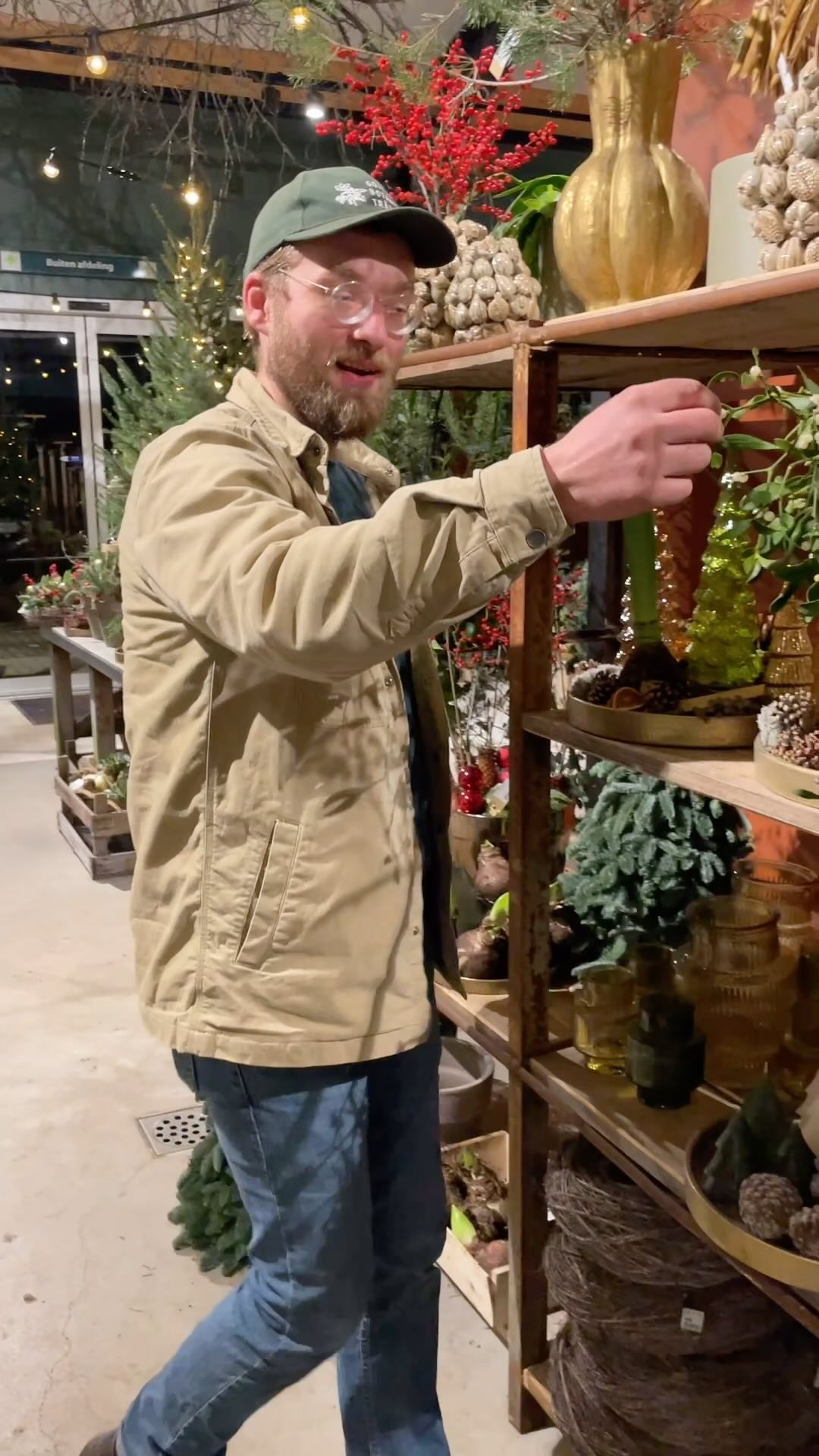 BIJNA uitverkocht! MareTAK! 💌 Ze gaan hard! Met een leuk weetje over de Mistletoe en wat sluikreclame voor onze botanische lievelingstuin in Goteborg @botaniskatradgarden !
Wist je dat de Maretak een half-parasitaire plant is die zich in de wonden van o.a fruitbomen vestigt en vanuit daar groeit? Heb je nog een fruitboom staan: druk er een zaadje maretak in en kweek je eigen marretak!
#botanischweetje #botanicalknowledge #botanical #botanie #groencrntrum #tuinkennis #tuinieren #detuinin #viscumalbum #tuinkennis #tuintipa #tuinadvies #gorinchem #gorcum #arkel #plantencentrum