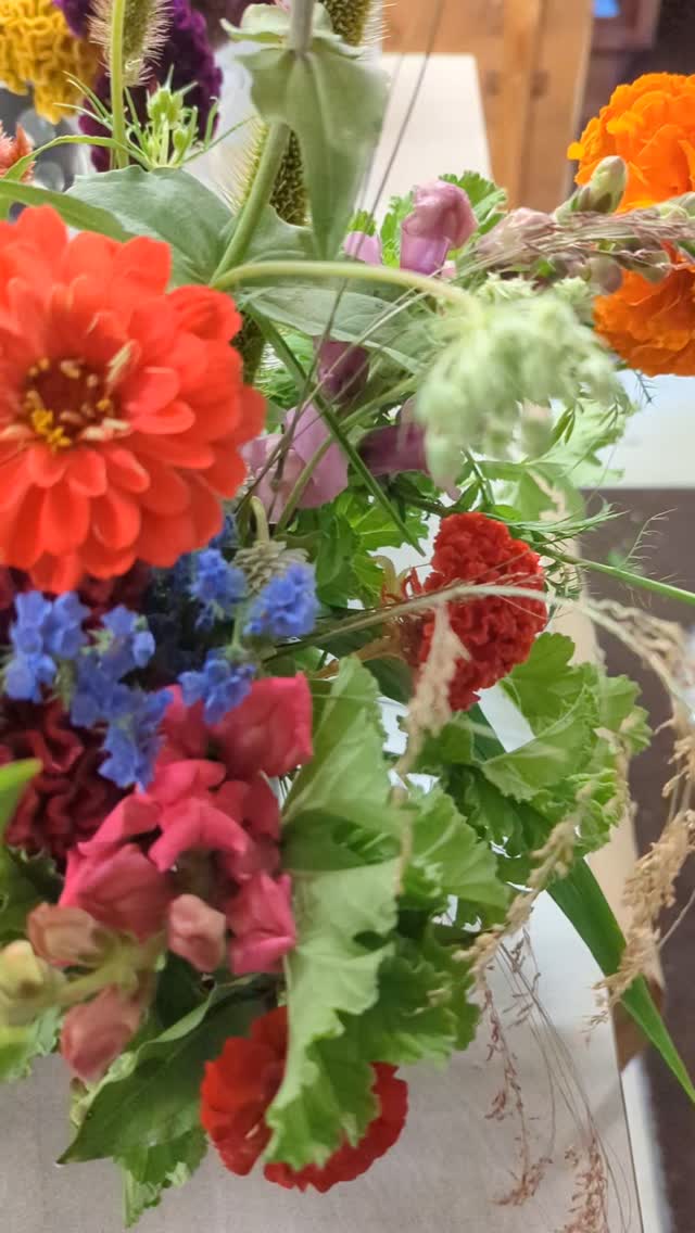 Hey everyone!!
I'm so happy you're here prior to the release of my book Returning Home: Reconceptualized Sympathy Flowers!! The book will be available for purchase in hardcover, paperback, and/or ebook via my website (link in bio) on October 5th!!
📹 taken after finishing up the floral pieces designed for the late summer & early autumn section of the book. Caught a little snippet of a @blurrycreatures episode blaring in the background. It fits the floral vibes perfectly✌🏻