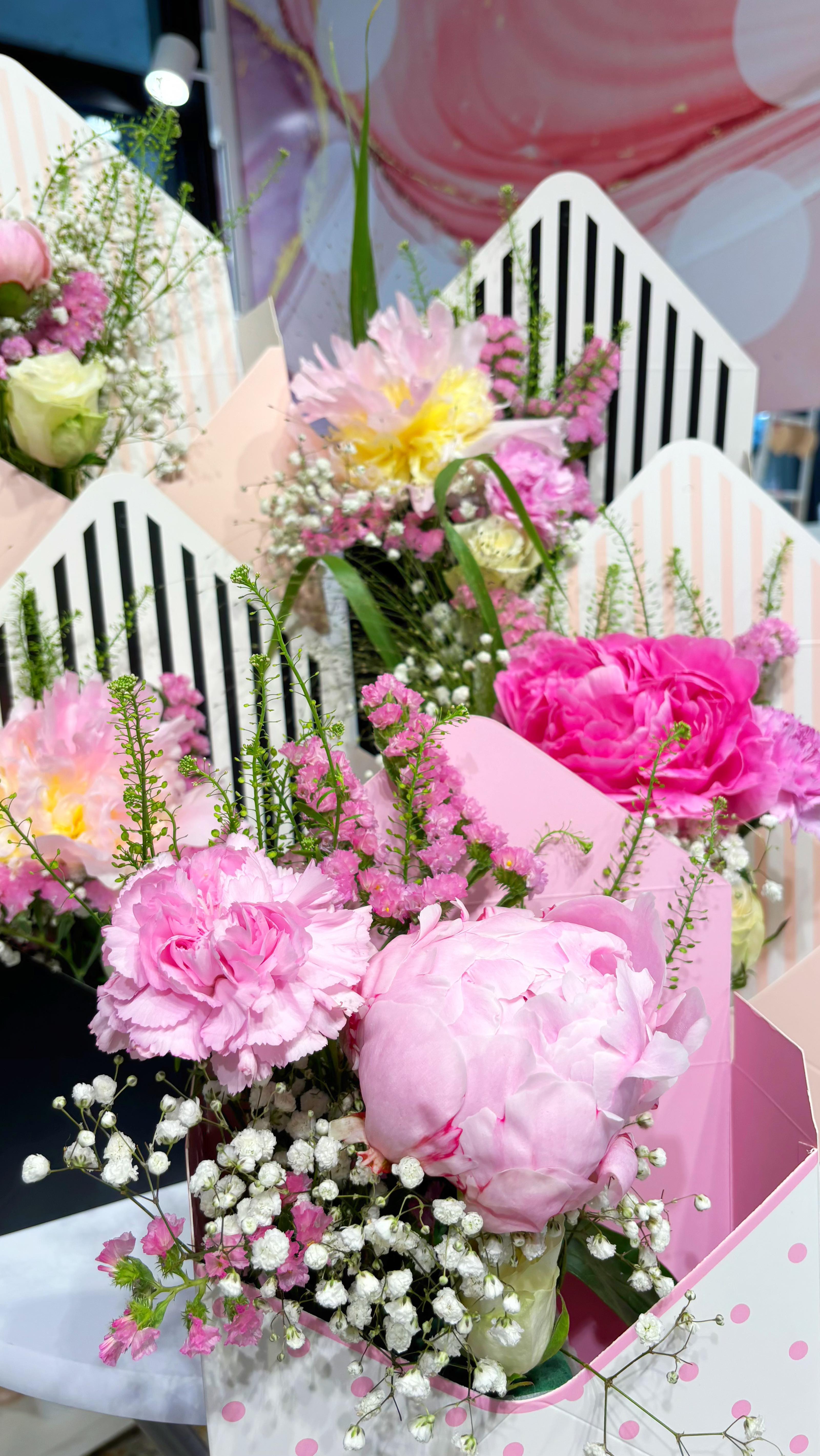 🌸Lettere fiorite per la festa della mamma 💖
Vieni a trovarci in negozio e riempi la tua lettera fiorita creata da @mylevents in esclusiva per Capsule, con dei regali per le vostre mamme - disponibile da domani.
I pezzi sono limitati quindi affrettatevi e aggiudicatevi la vostra lettera preferita. 💌
Ps: le sorprese non finiscono qua! Domenica mattina saremo aperti dalle 9.30 alle 12.30 e per le prime mamme che ci raggiungeranno ci sarà una bellissima sorpresa… fiorita. 🌸
Vi aspettiamo!
Monica & Pamela