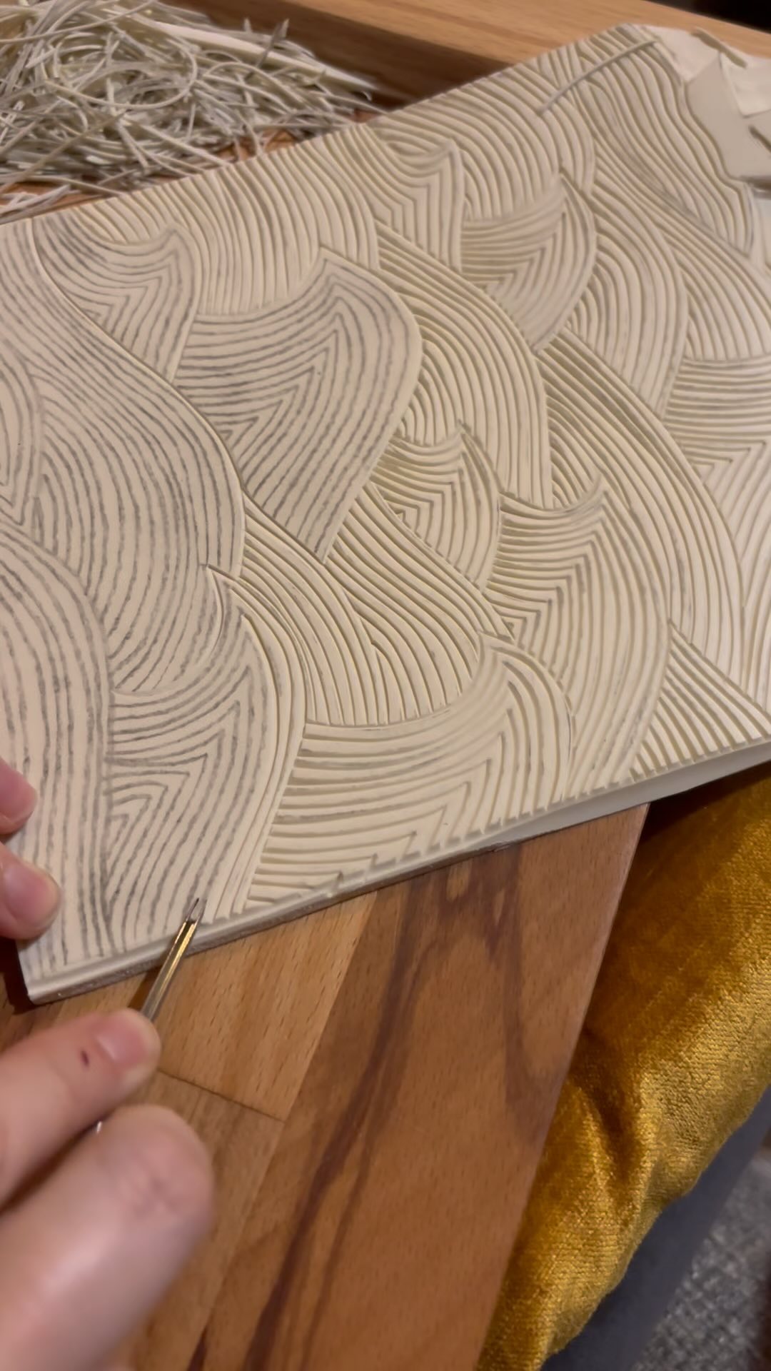 Dans les coulisses du motif de l’été ! ☀️🐳
#engraving #linogravure #linocut #linocutprint #printmaking #printmakersofinstagram #reliefprint #reliefprintmaking #linoldruck #linograbado #inkprintrepeat #printisnotdead #doityourself #summer #summervibes☀️ #sunny #waves #handmade