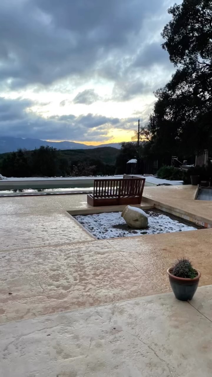Quelques flocons de neige ont parsemé les alentours de la Marchette. Paysage apaisant au réveil. #pyreneesorientales #nature #maisondhotesdeluxe #lescollectionneurs #randonnée #tourisminoccitanie #ceret #thuir
