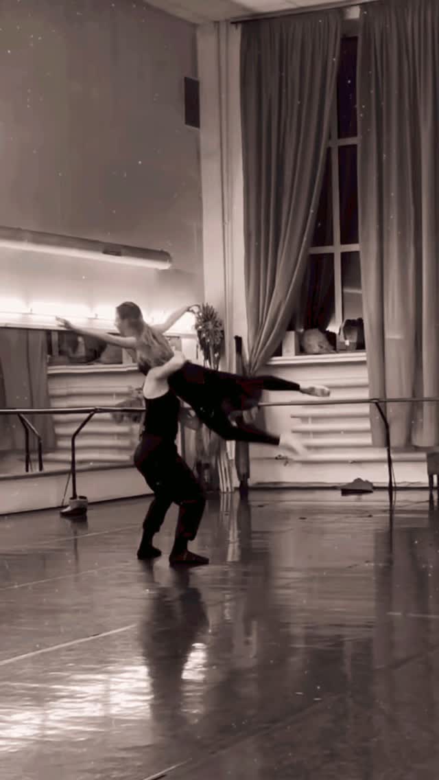 Wir freuen uns sehr, eine neue Tournee anzukündigen!
Erleben Sie das international gefeierte Kyiv City Ballet auf Tournee durch Deutschland im Dezember.
Folgen Sie uns auf dem Weg dorthin – mit Einblicken hinter die Kulissen, Proben und vielem mehr!