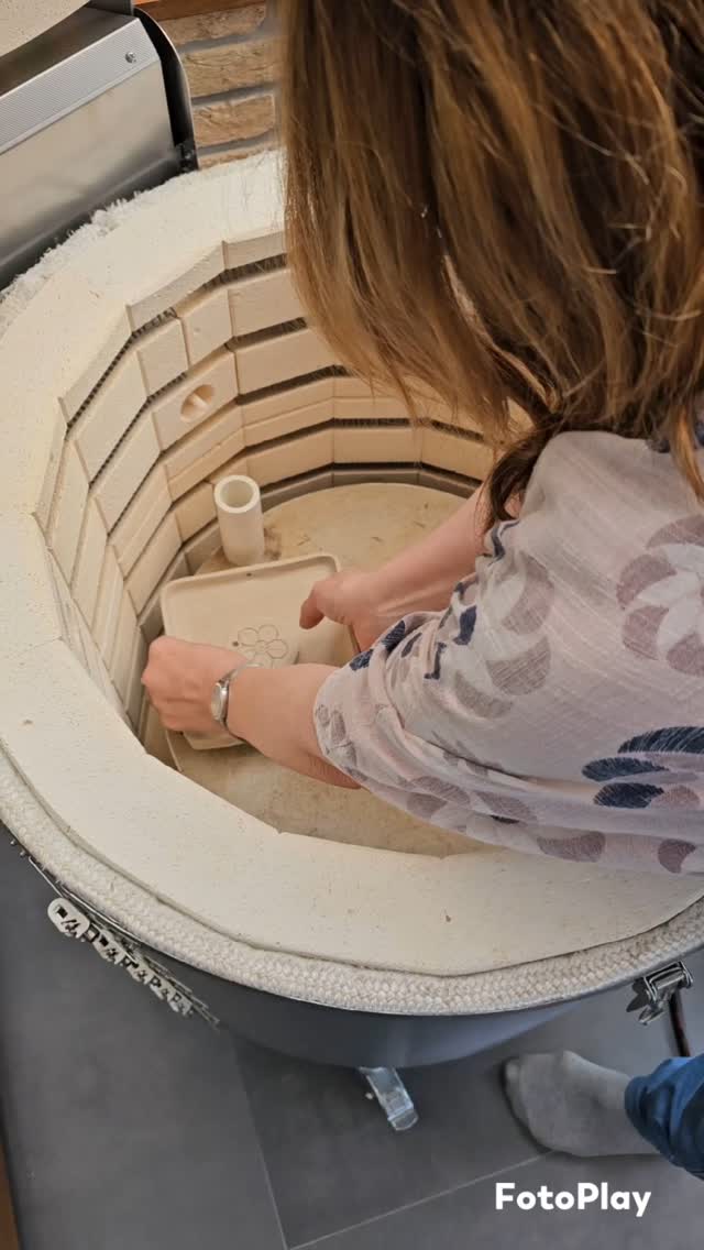🔥 #EnCoulisse : Prête pour une première cuisson !
Aujourd’hui, je vous emmène dans les coulisses du processus : je remplis le four avec mes dernières pièces en céramique pour leur toute première cuisson, à 950°C pendant 12h.
C’est ce qu’on appelle la cuisson biscuit 🍪 – une étape cruciale qui transforme la terre crue en céramique solide, prête à être émaillée.
Un moment un peu magique (et un peu stressant 😅) où il faut aussi être championne de Tetris : optimaliser l’espace pour caser un max de pièces sans risquer la casse.
Challenge accepté… Hâte de vous montrer le résultat ! 💫
#céramique #ceramicprocess #biscuitfiring #faitmain #atelierceramique #workinprogress