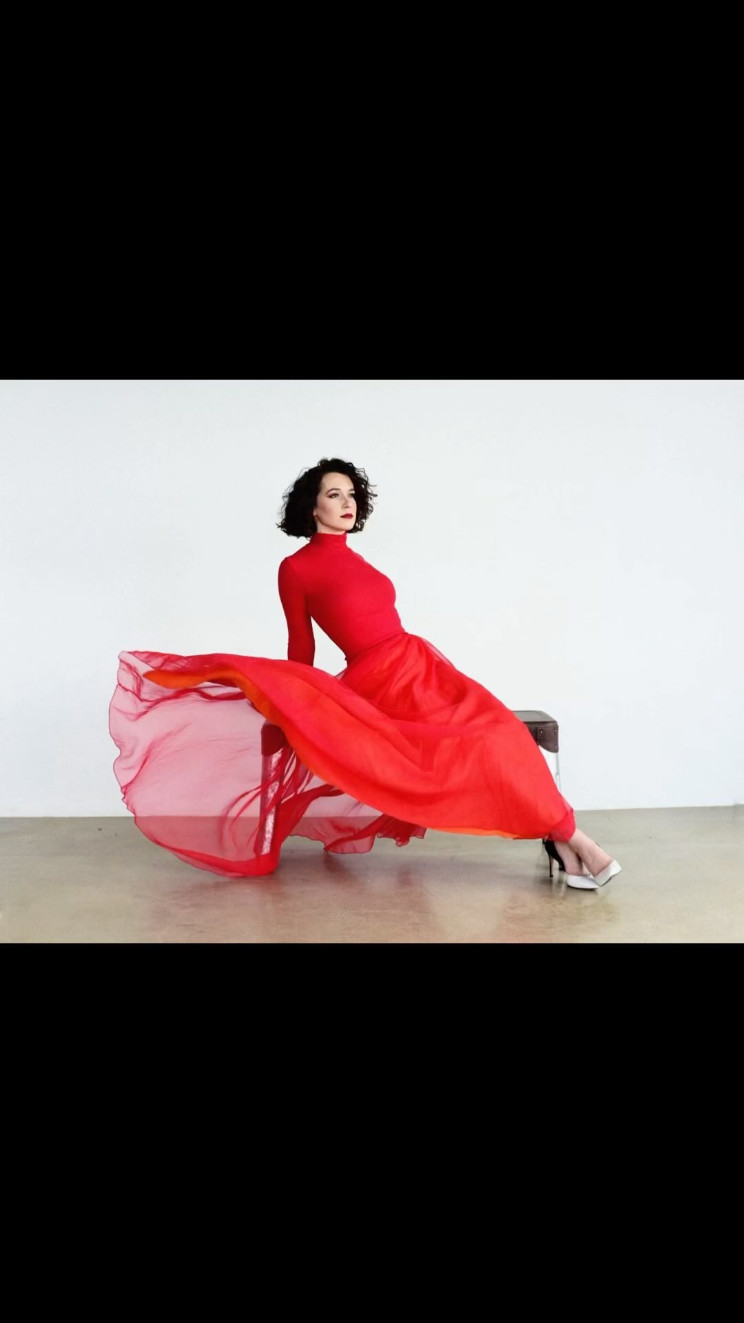 ✨24/25 SEASON✨
Since I’m not ready to say goodbye to my time in Santa Fe yet, I am over the moon to share my upcoming season with you instead! I’ll be returning to @lyricopera to cover two absolute dream roles, Gilda in Rigoletto and Susanna in Le nozze di Figaro, then making my debut with @bostonsymphony as Juliette in Die Tote Stadt before heading to @theatlantaopera for my debut as Iris in Semele! I have not been back to Boston since I graduated from @necmusic, so this is a very exciting homecoming of sorts; I am crossing fingers and toes for some snow before I head to Atlanta to thaw out and debut for another dream company! Feeling very lucky and counting down the days until the adventures begin 🤘🏻 hope to see you there!
Fun fact: I used to play the viola, and in high school we played the overture to Le nozze di Figaro; at the time it was the hardest and fastest piece of music I had ever played (I distinctly remember wondering if our conductor was trying to break our fingers), but I’ll never forget the absolute exhilaration and excitement I felt during the performance. I always smile when I hear it, so getting the chance to cover Susanna @lyricopera feels like a full-circle, dream-come-true moment!
📸 @shervinfoto
#opera #soprano #operasinger #operasingersofinstagram #classicalmusic #classicalsinger #classicalsinging #singing #debut #roledebut #seasonannouncement #verdi #handel #korngold #mozart