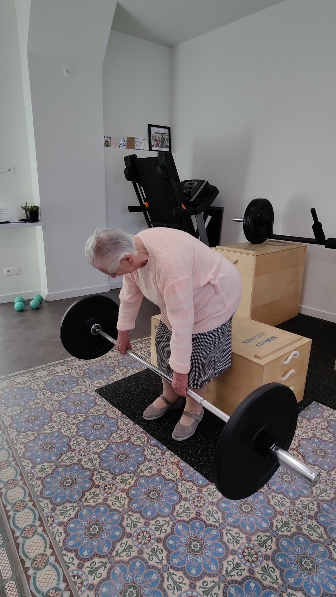 🔊geluid aan!
💪Alda, 92 jaar
🏋️♀️22.5 kg
🤣mopje tussendoor
🧔🏻♂️trotse kinesist
#praktijk #krachttraining #kinesitherapie