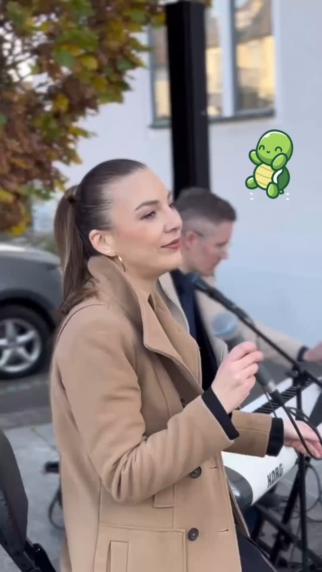 POV: living my best life. 💃🎶
Voll in meinem Element – ich nehme den Vibe auf und lasse mich einfach mitreißen.
Ich liebe diese kleinen Zwischenmomente, in denen man spürt: Genau hier gehöre ich hin.
Die Hochzeitssaison ist in vollem Gange – und ich freue mich riesig auf alles, was kommt!
Es ist ein Geschenk, wenn der Beruf sich nicht wie Arbeit anfühlt, sondern wie Leidenschaft pur. 💛
Let’s go, Saison 2025 – ich bin sowas von bereit!
#hochzeitssängerin #livemusikfürhochzeiten #weddingvibes #musicianlife #hochzeit2025 #weddingseason #rebeccasammettrio #rebeccasammetduo #livingmybestlife #musikmitgefühl #happyme