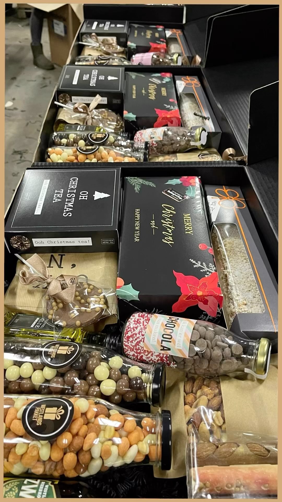 TERUGBLIK KERST ππ
Alle cadeaus, geschenken en pakketten zijn de afgelopen weken door ons verpakt en uitgeleverd!
Wauw! Wat hebben wij veel bestellingen mogen ontvangen en mensen blij mogen maken met een geschenk π« Alle klanten bedankt voor het vertrouwen in ons en jullie bestelling π π
Wij gaan alles opruimen en blijven volgend jaar het gehele jaar beschikbaar voor maatwerk opdrachten en haken we in de seizoenen in om onze b2b klanten zo goed mogelijk te bedienen #pasen #sinterklaas #kerst
Alle smaakmakers bedankt voor jullie inzet en levering van Γ©chte Westlandse producten! ππ©βπ³π¨βπΎ
En alle hulp met inpakken en bezorgen van al dit moois bedankt! Zonder jullie hadden we het niet gered π
Angelo & Benjamine