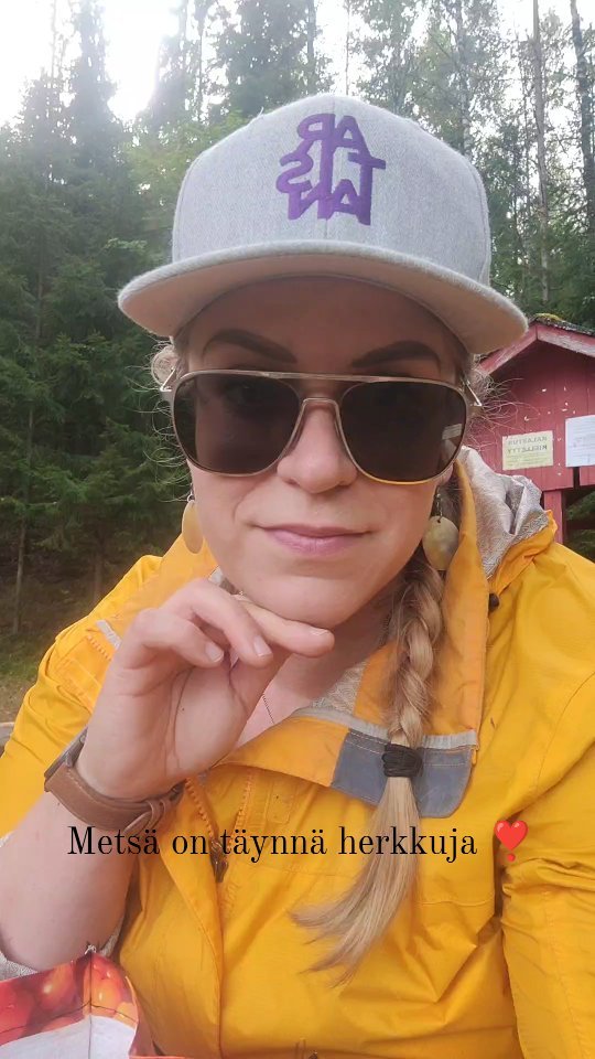 Metsä on nyt täynnä sieniherkkuja 🙏🏻❣️ Aivan uskomatonta runsautta luonto tarjoilee juuri nyt ❤️
Menkää mettään 🌲🌳🪵🪨🍄
#herkkutatti #rousku #tatit #sienet #metsä #luonto #sieniherkut #sienestäjät #sienestys #elokuu