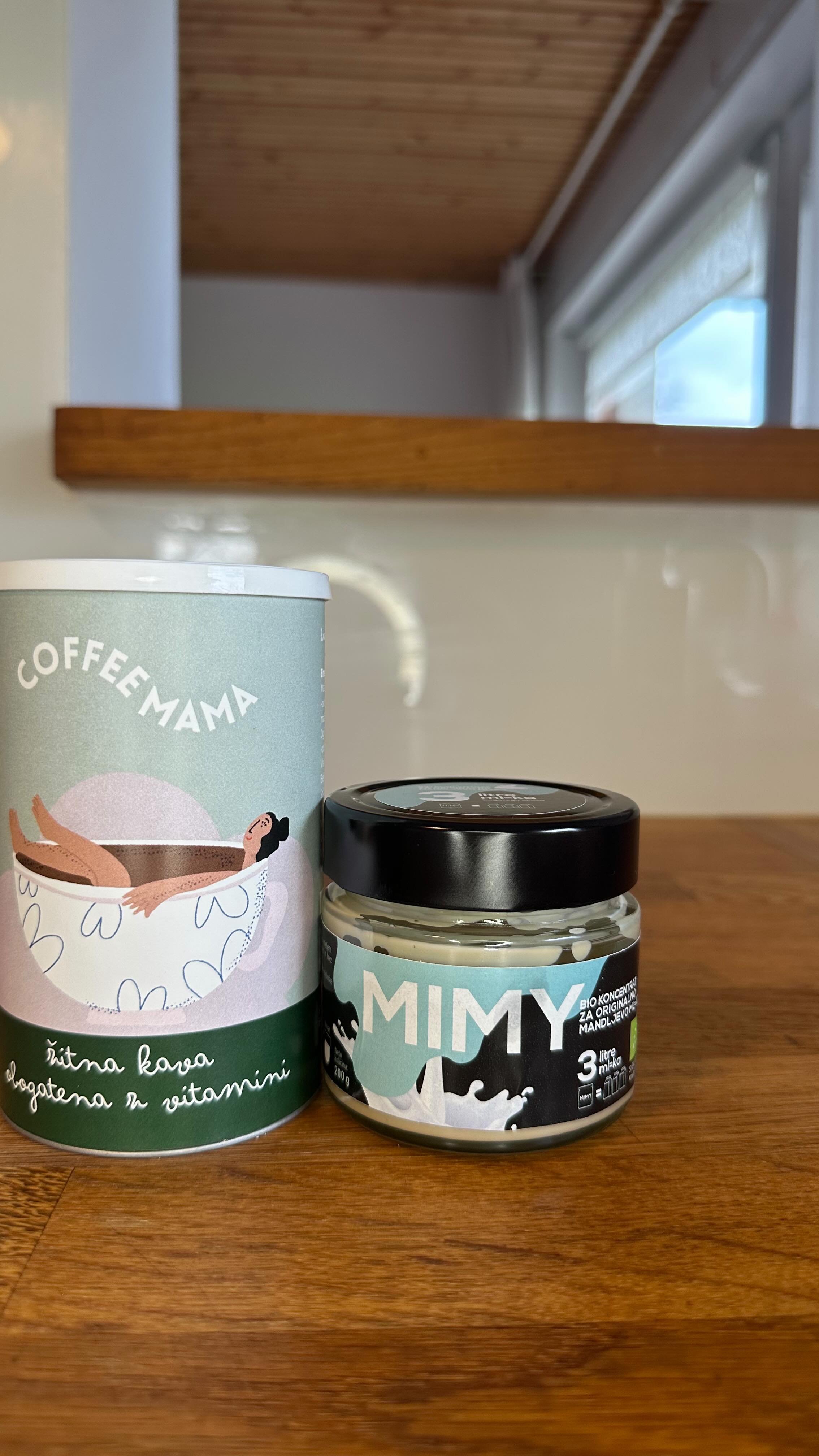 Tvojih 5 minutk v dnevu ti želimo polepšati z okusno kavico in te opomniti, da si ne pozabiš vzeti časa zamo zase.🤰🏼
Prav tako vizijo imajo tudi pri @mimy.nutbase ♥️
Tole mandljevo ml=ko je eno najbolj okusnih in se idealno poda k naši žitni kavici!
Tale kombinacija je za dušo pobožat.☕️
Idealen napitek za vse mamice in nosečke:
⚡️kavni nadomestek brez kofeina
⚡️ najbolj okusen mlečni nadomestek
⚡️ brez laktoze
⚡️ obogateno z vitaminčki
⚡️ polno vlaknin
⚡️ spodbuja laktacijo (žitna kava)
#vitamincoffee #coffeemama #mimmynutbase #milkalternative